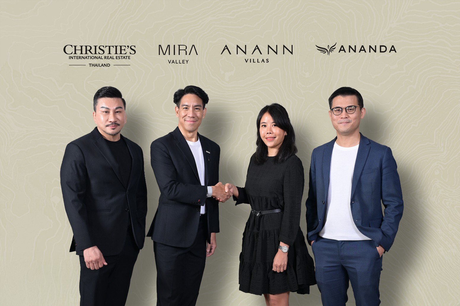 ผู้บริหารอนันดาฯ, แอนวิเนส ดีเวลอปเม้นท์ พาร์ทเนอร์ส และ Christie's International Real Estate Thailand ร่วมถ่ายภาพในงานประกาศความร่วมมือดูแลการตลาดและขาย 'อนันณ์ วิลล่า'