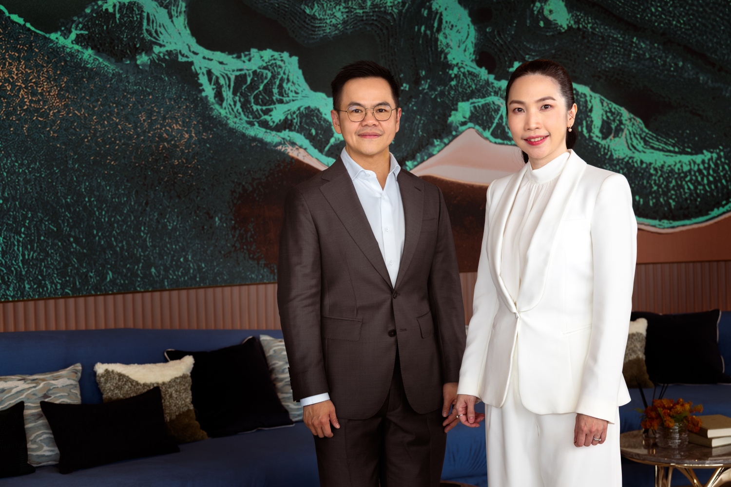 นายกิตติเชษฐ์ สถิตย์นพชัย และนางสาวนิยมาพร โต๊ะสงวนพันธ์ บมจ. เอพี ไทยแลนด์
