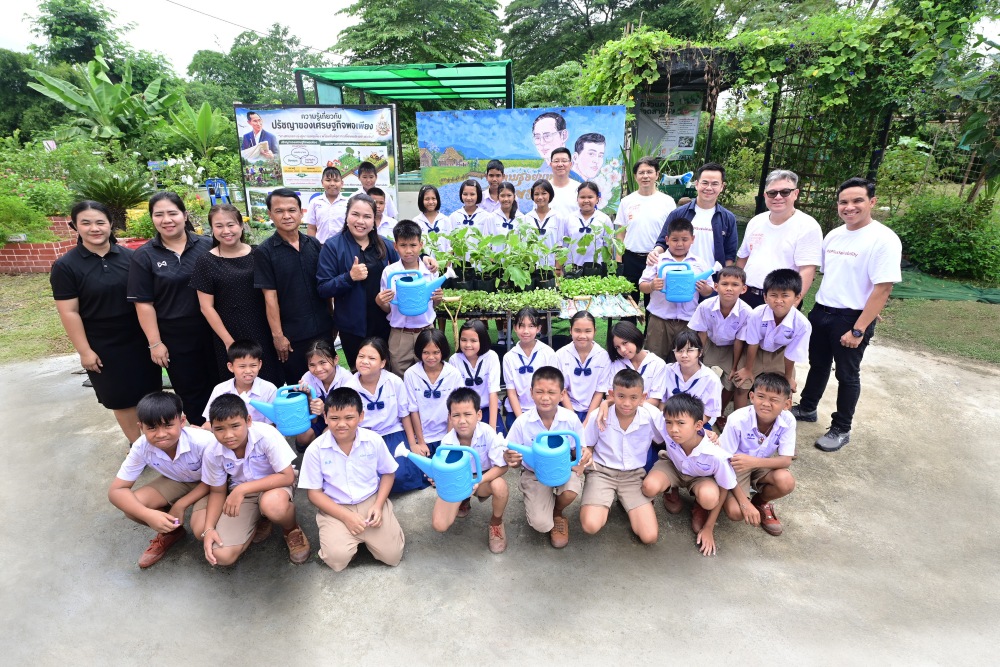 ชุดที่นั่งและกระถางต้นไม้จากเศษกระเบื้องที่เอพี ไทยแลนด์ และผลิตภัณฑ์ตราเพชรร่วมกันสร้างสรรค์
