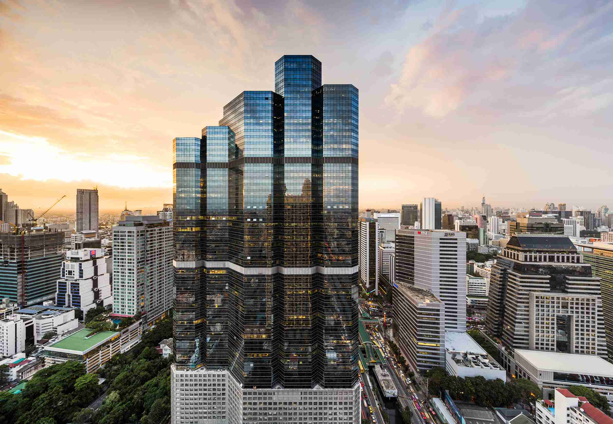 ดิ เอ็มไพร์ (The Empire) แลนด์มาร์กใจกลางย่านสาทร