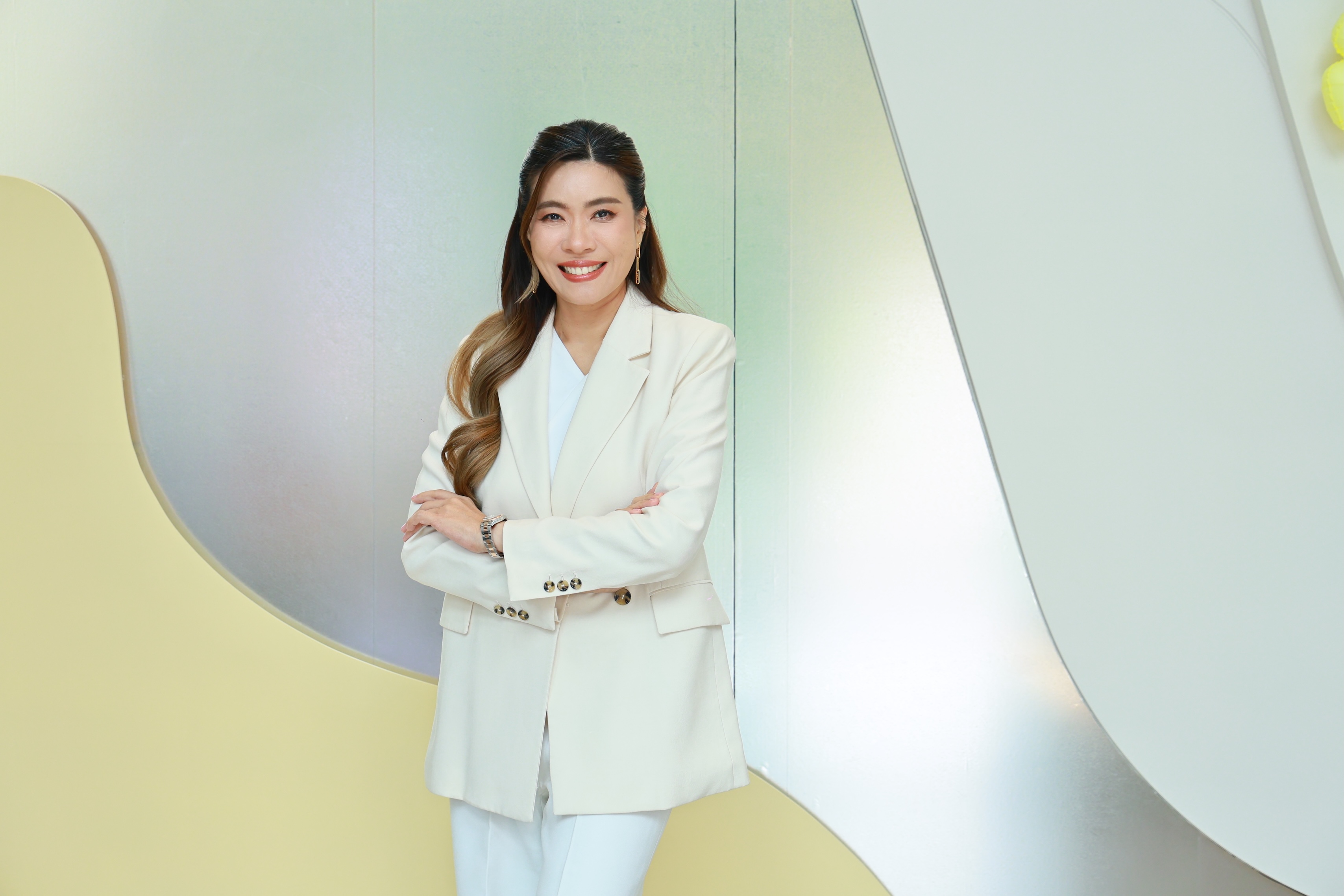 นางสาวพชร ประพันธ์วัฒนะ กรรมการผู้จัดการอาวุโส ASW