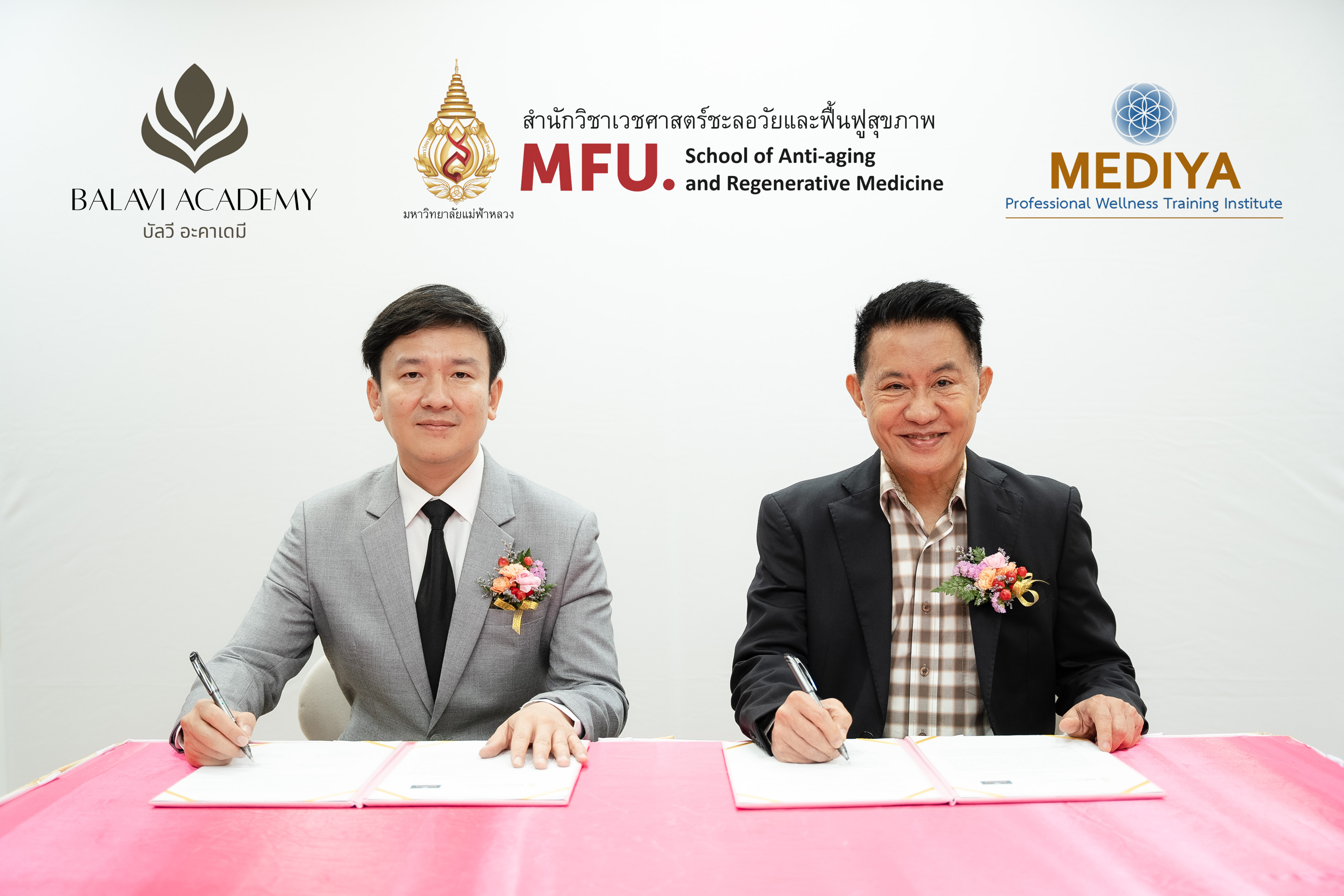 ภาพคณะผู้บริหารร่วมพิธีลงนาม