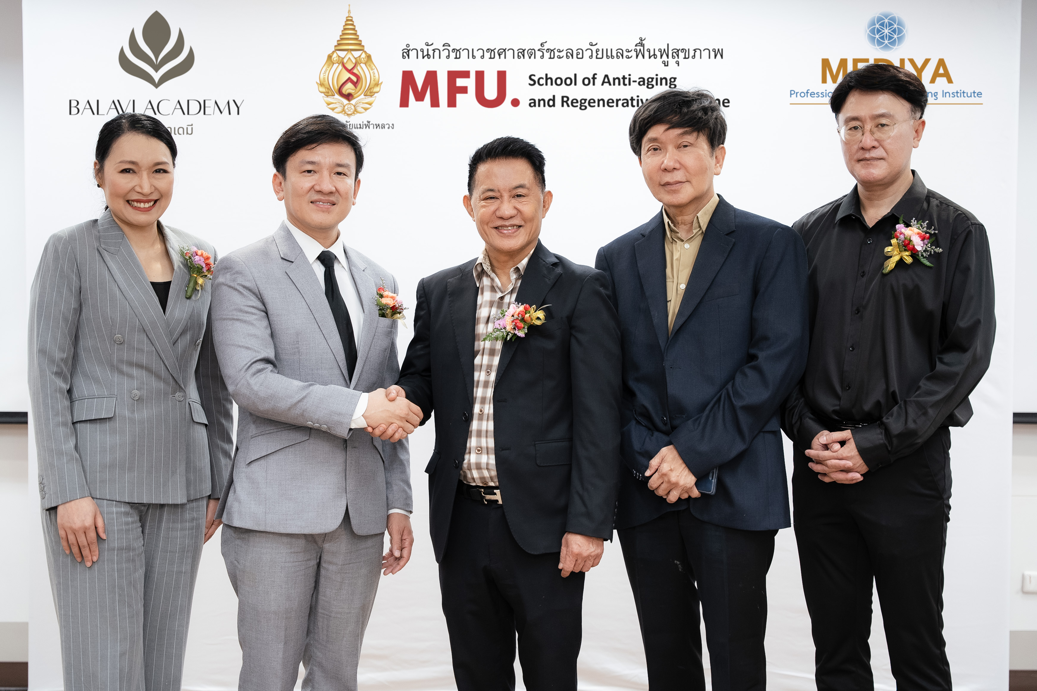 ภาพผู้เข้าร่วมงานถ่ายภาพหมู่