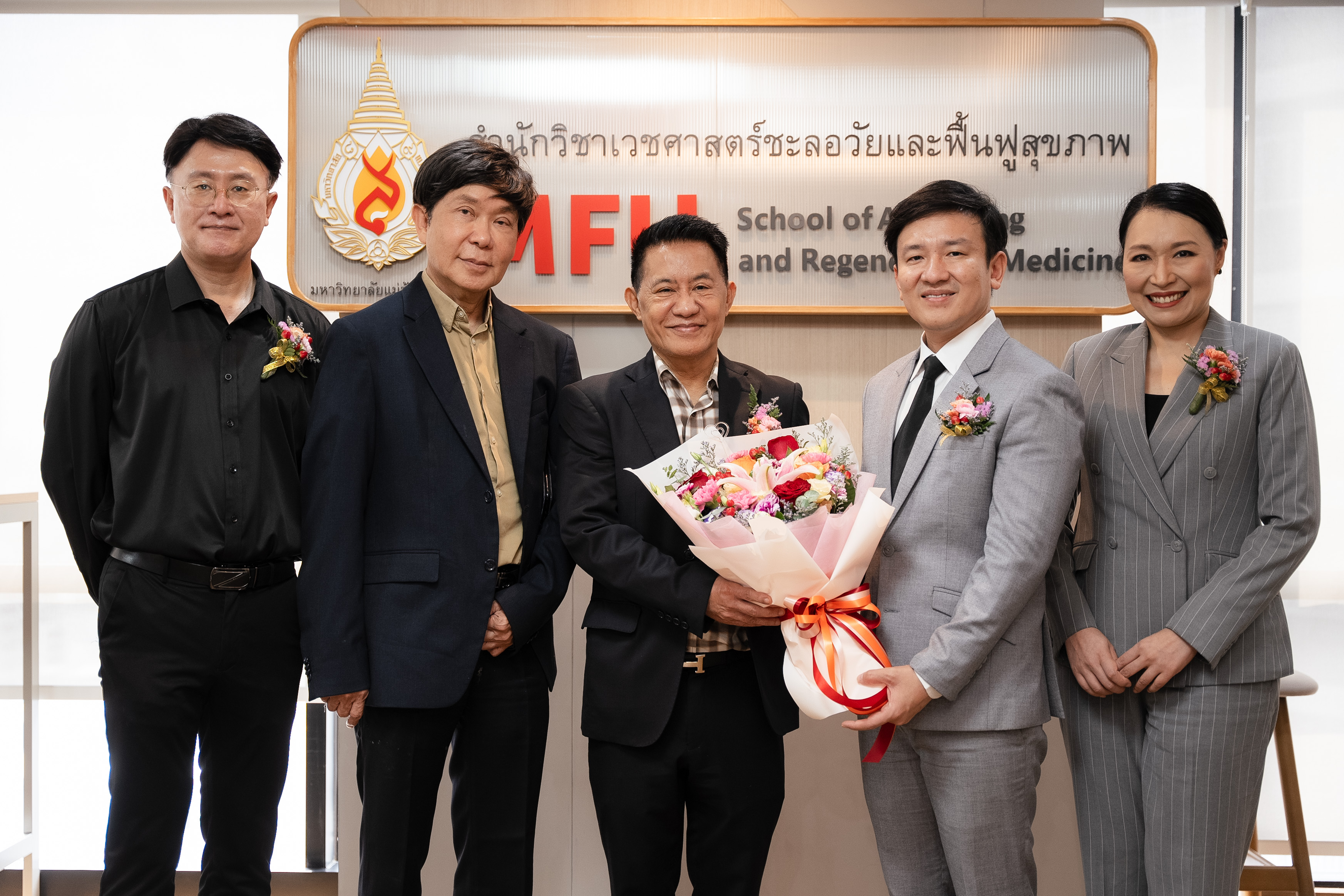 ภาพผู้บริหารกล่าวสุนทรพจน์