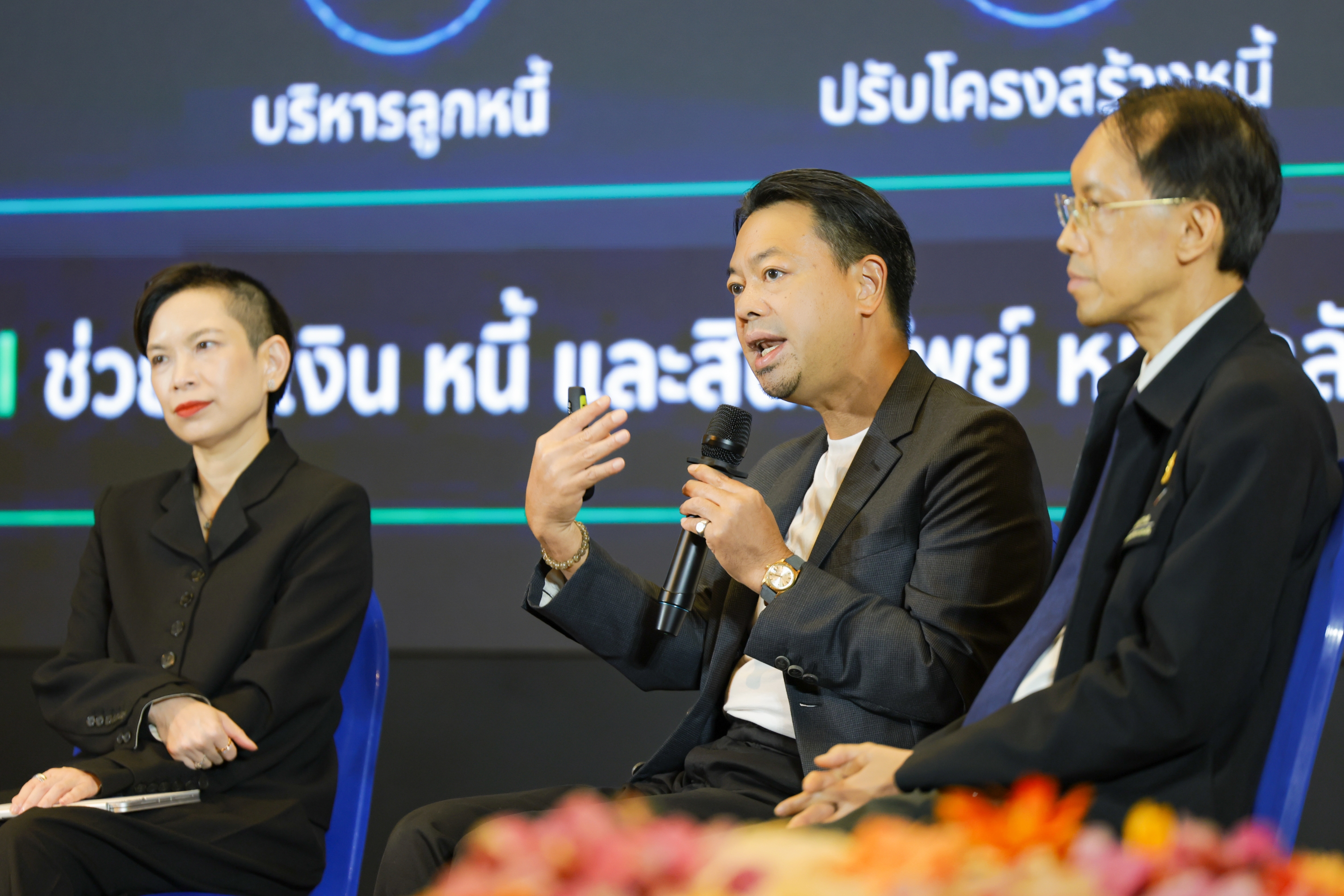 ภาพดร.รักษ์ วรกิจโภคาทร ร่วมเวทีเสวนา