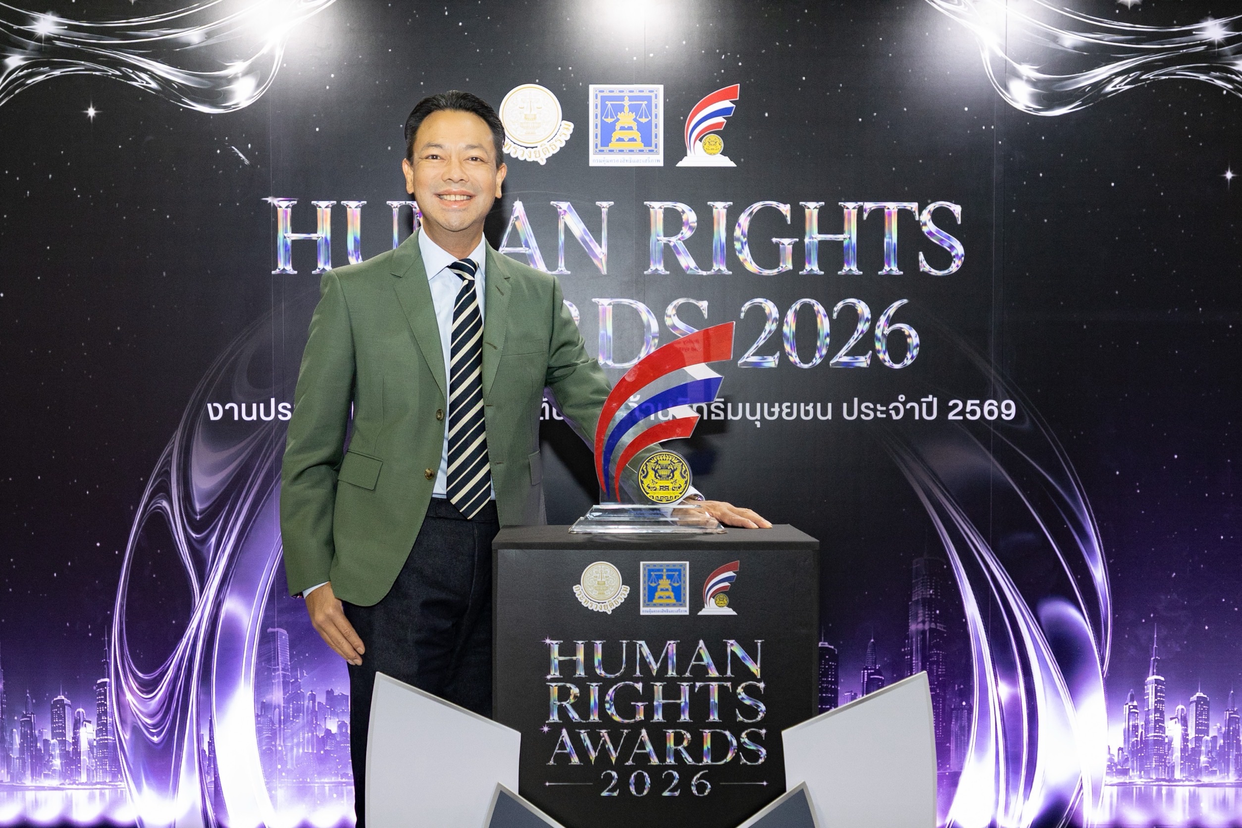 ดร.รักษ์ วรกิจโภคาทร ประธานเจ้าหน้าที่บริหาร BAM รับรางวัลองค์กรต้นแบบด้านสิทธิมนุษยชน ระดับดีเด่น ประจำปี 2569