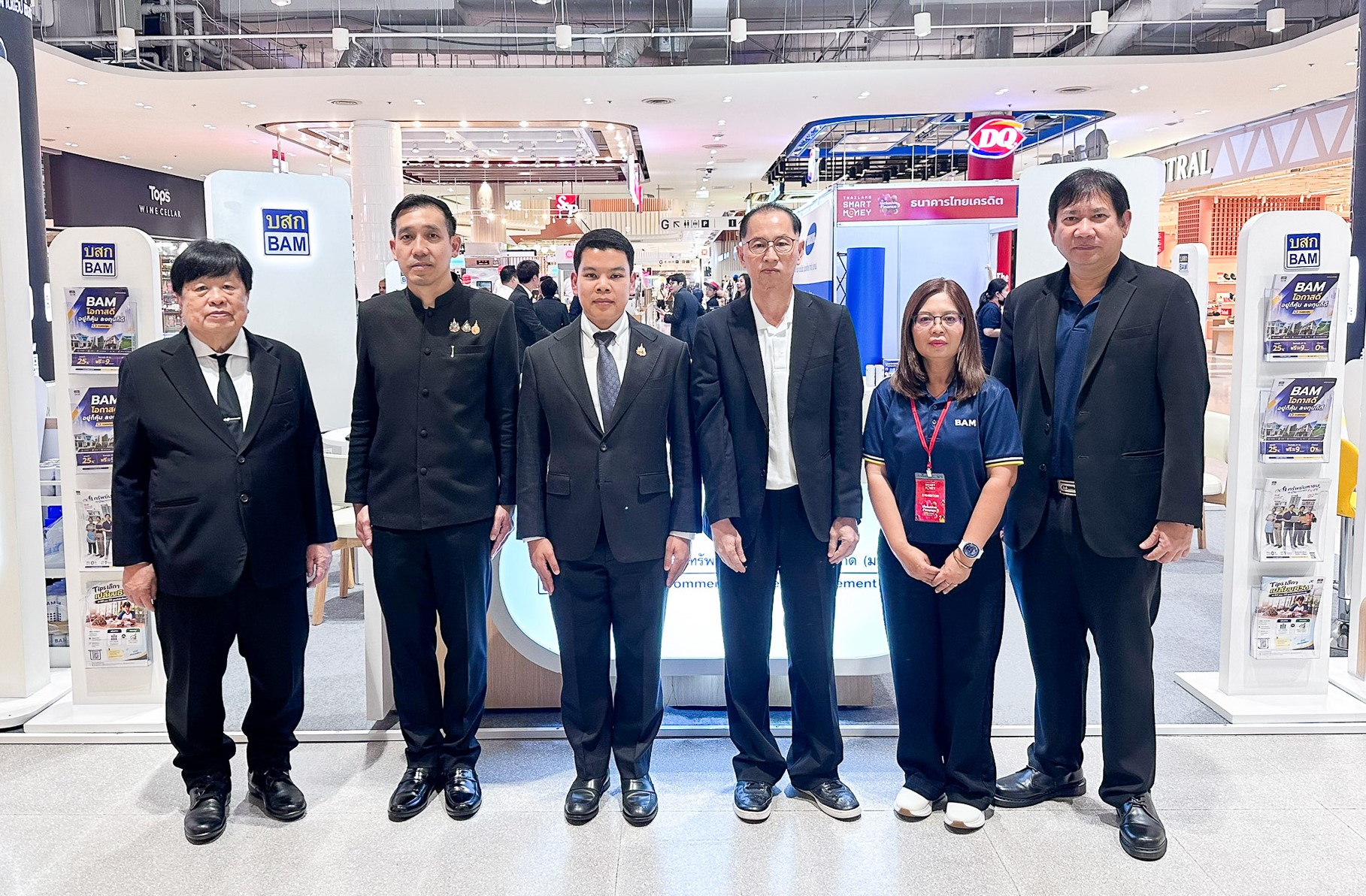 ผู้บริหาร BAM ให้การต้อนรับผู้เยี่ยมชมบูธในงาน Thailand Smart Money นครปฐม