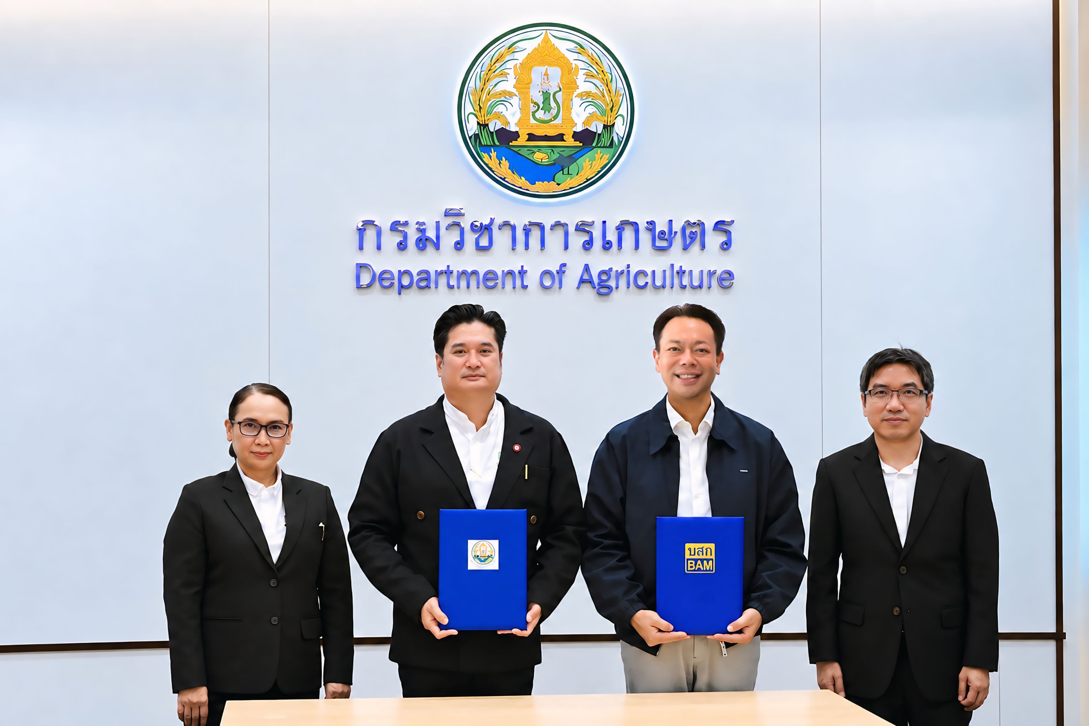 คณะผู้บริหารร่วมถ่ายภาพที่ระลึกในพิธีลงนาม MOU
