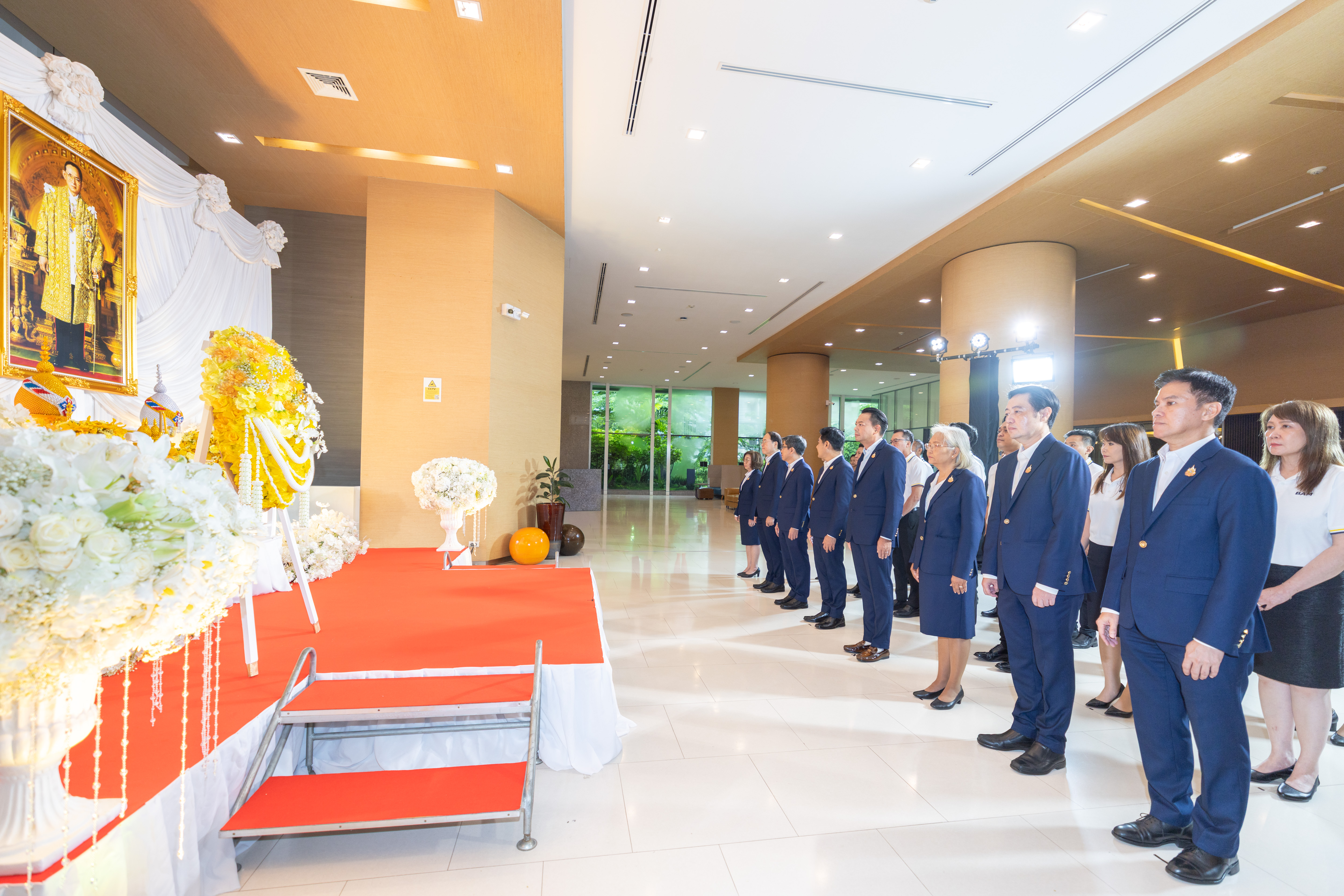 ผู้บริหารและพนักงาน BAM ร่วมพิธีวางพวงมาลาถวายราชสักการะเบื้องหน้าพระบรมฉายาลักษณ์ เนื่องในวันนวมินทรมหาราช