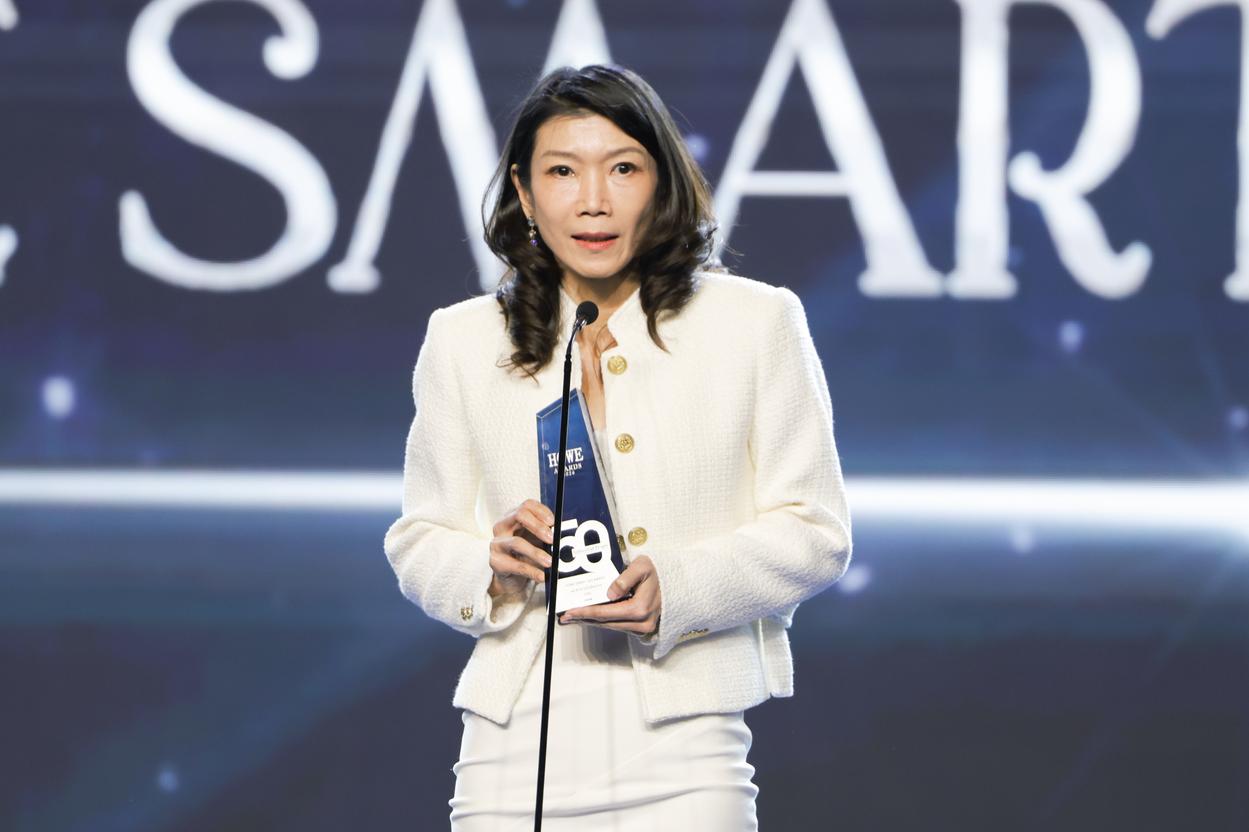 บรรยากาศการรับมอบรางวัล HOWE Smart CEO Award ของ BAM บนเวทีงาน HOWE Awards 2026