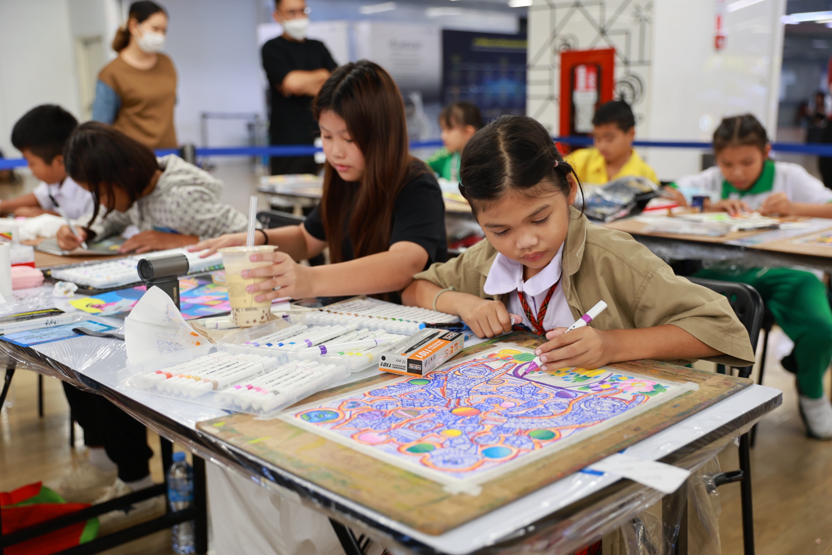 เยาวชนร่วมกิจกรรมวาดภาพในหัวข้อ Space Garden