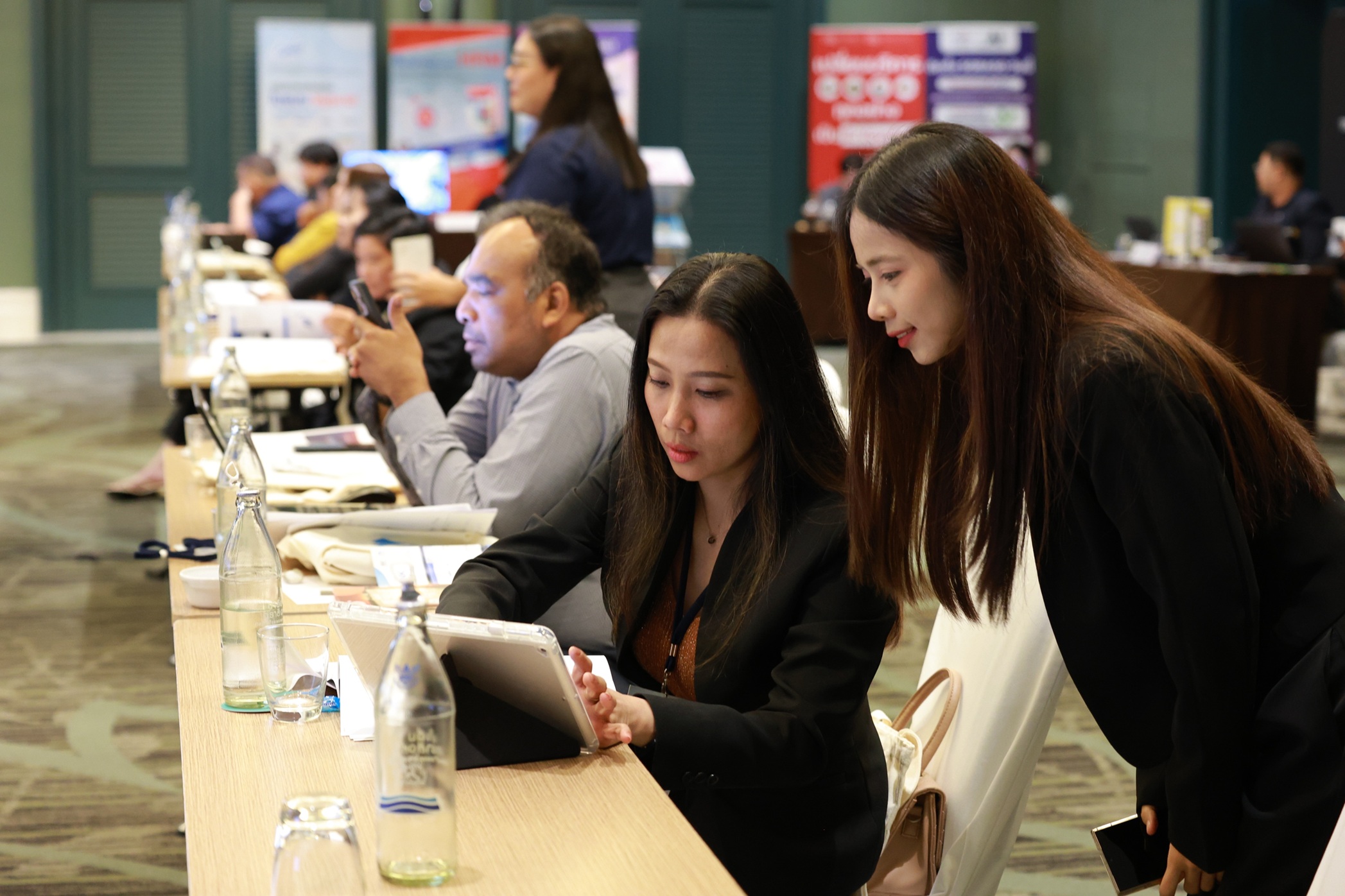 ผู้บริหารและตัวแทนภาคีเครือข่ายในงาน SHAPING THAI TOURISM