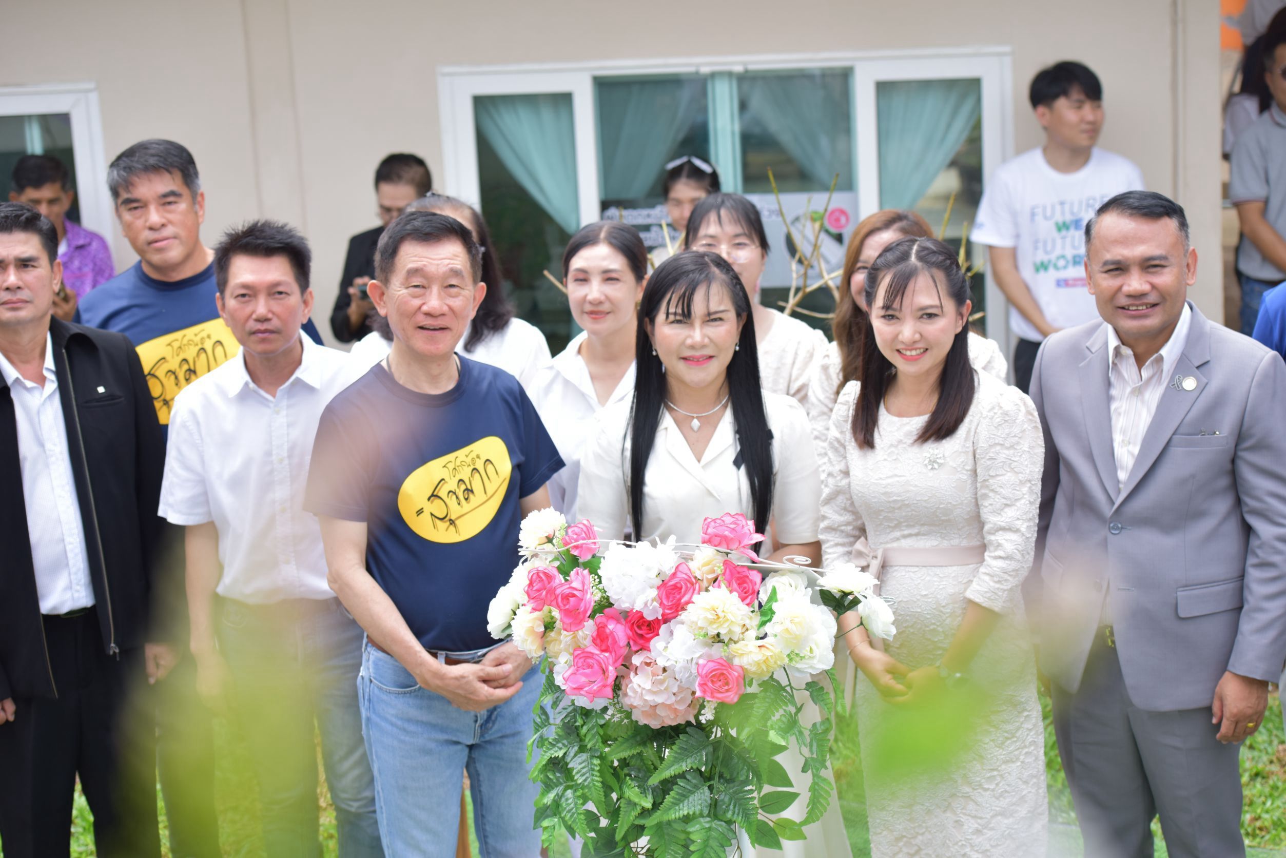 ภาพบรรยากาศพิธีส่งมอบอาคารบ้านพักครู โรงเรียนบ้านคลองเดื่อ