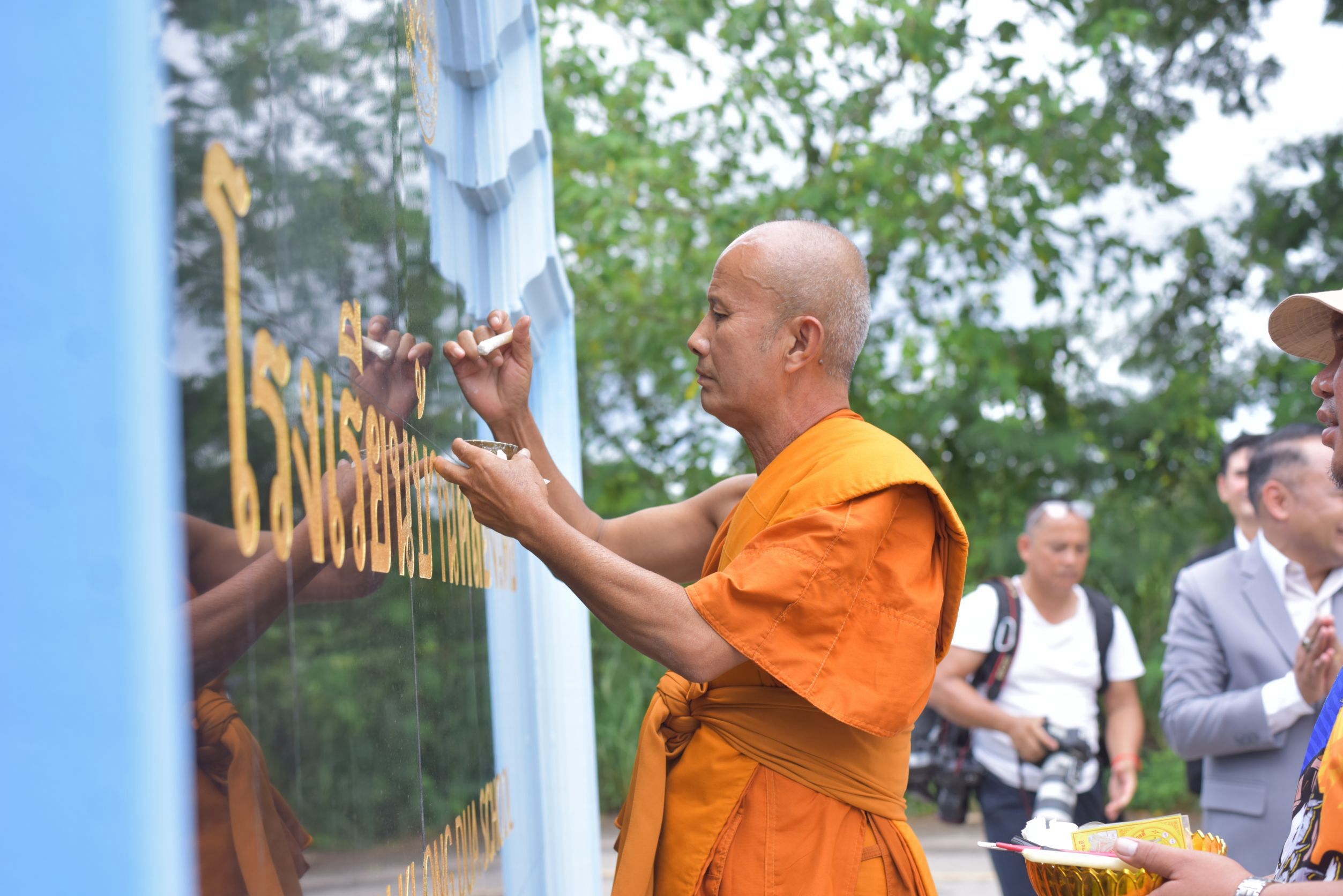 ภาพบรรยากาศพิธีส่งมอบอาคารบ้านพักครู โรงเรียนบ้านคลองเดื่อ
