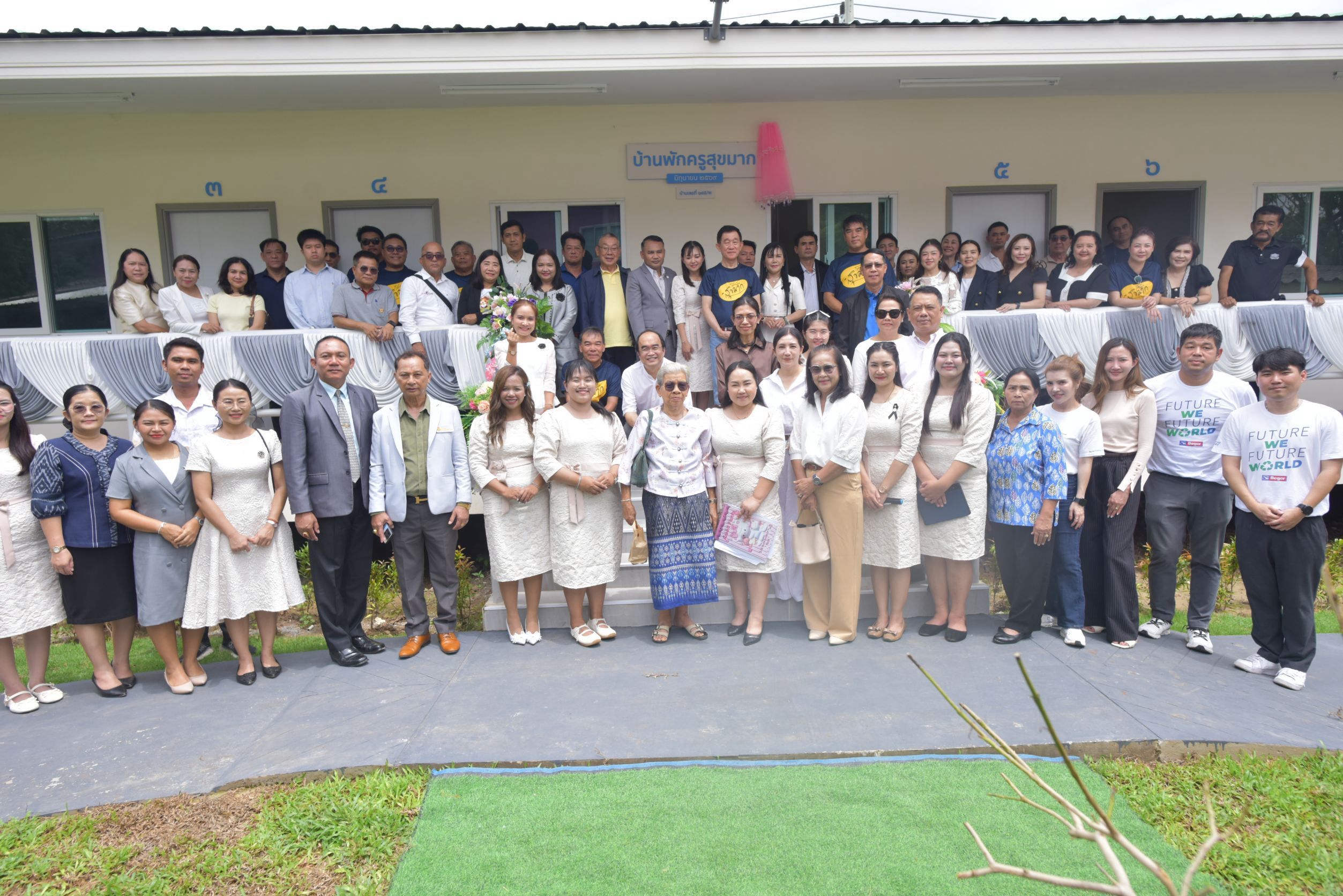 ภาพบรรยากาศพิธีส่งมอบอาคารบ้านพักครู โรงเรียนบ้านคลองเดื่อ