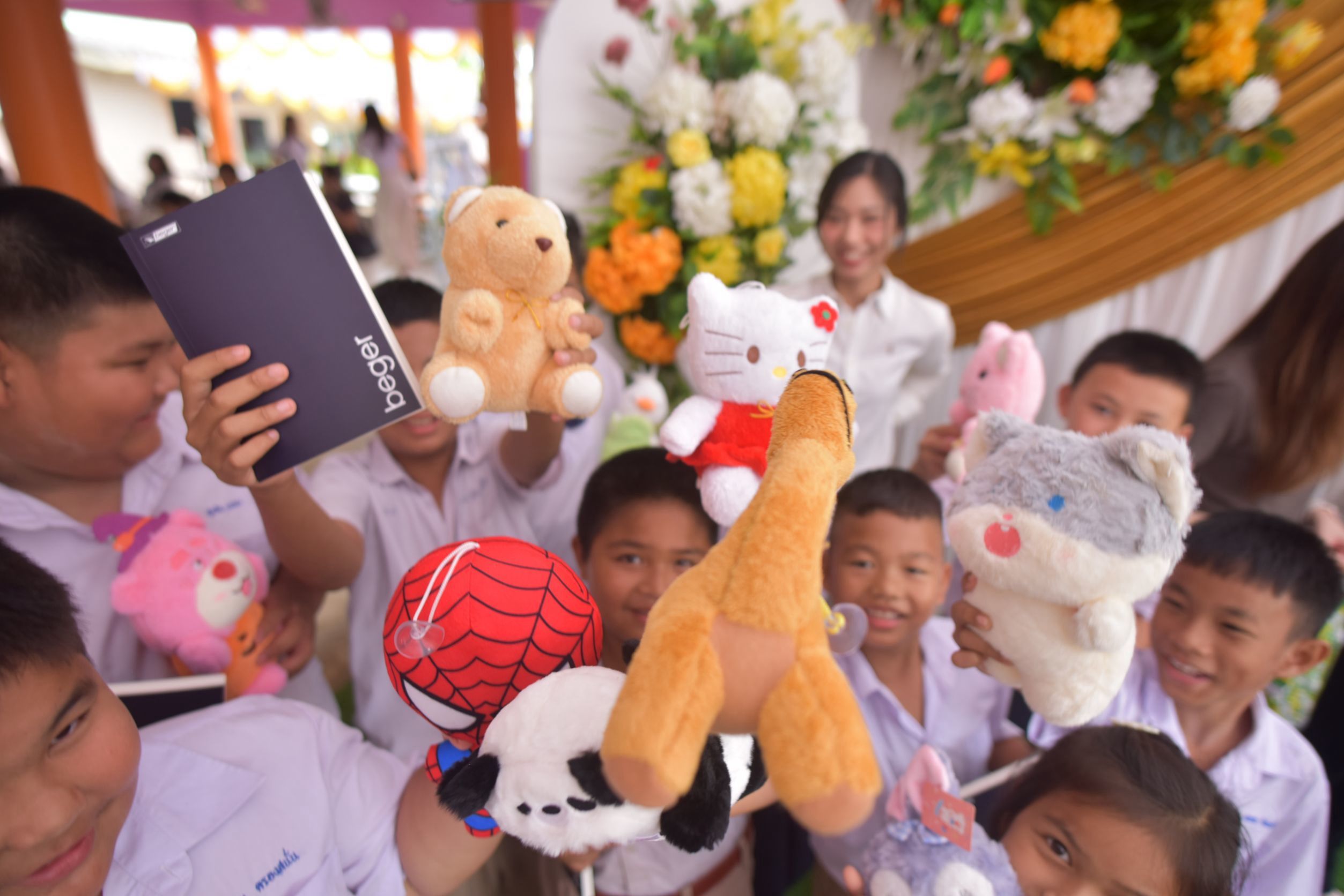 ภาพบรรยากาศพิธีส่งมอบอาคารบ้านพักครู โรงเรียนบ้านคลองเดื่อ