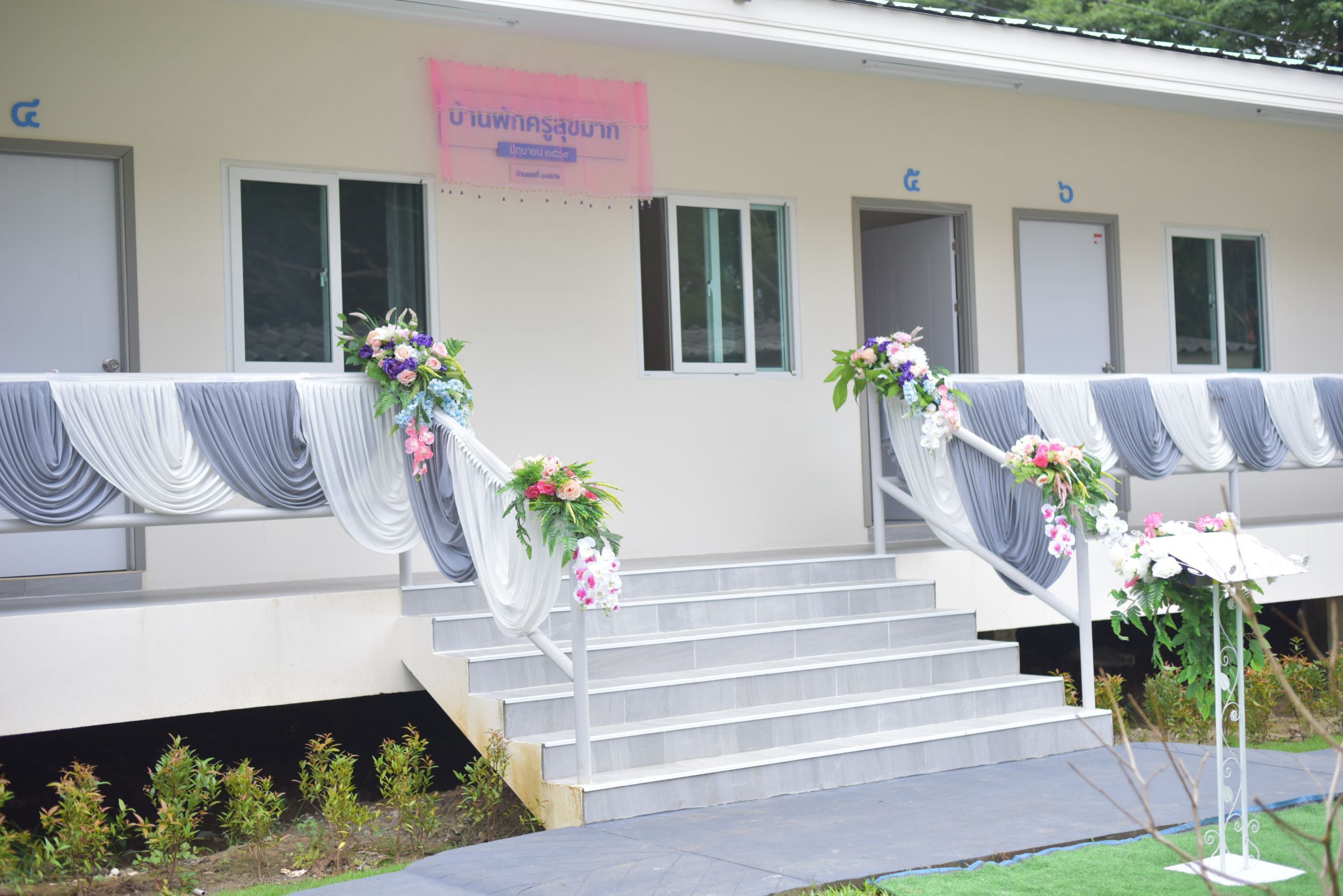 ภาพบรรยากาศพิธีส่งมอบอาคารบ้านพักครู โรงเรียนบ้านคลองเดื่อ