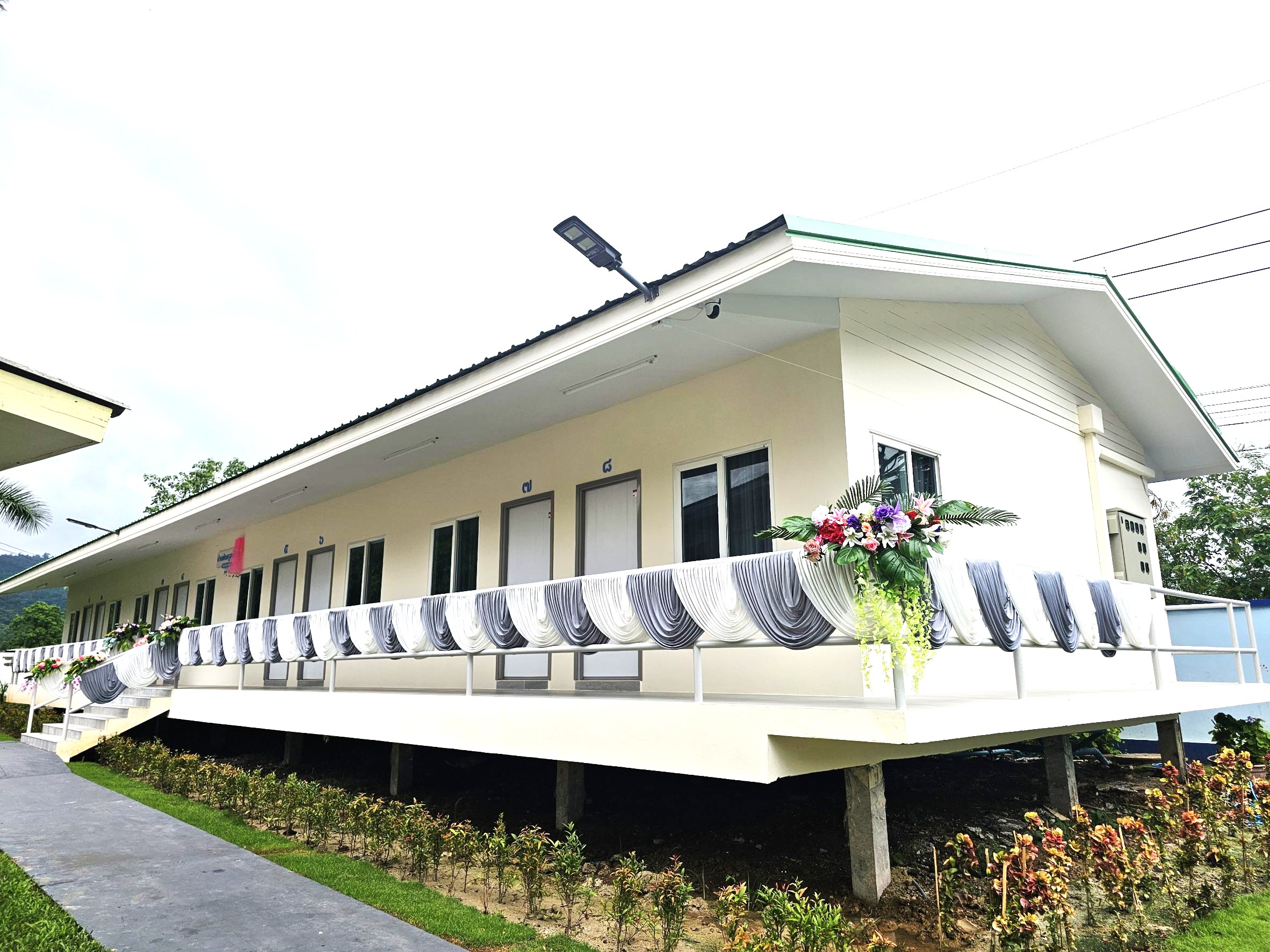 ภาพบ้านพักครูที่ได้รับการปรับปรุงด้วยนวัตกรรมสี Eco-Wellness