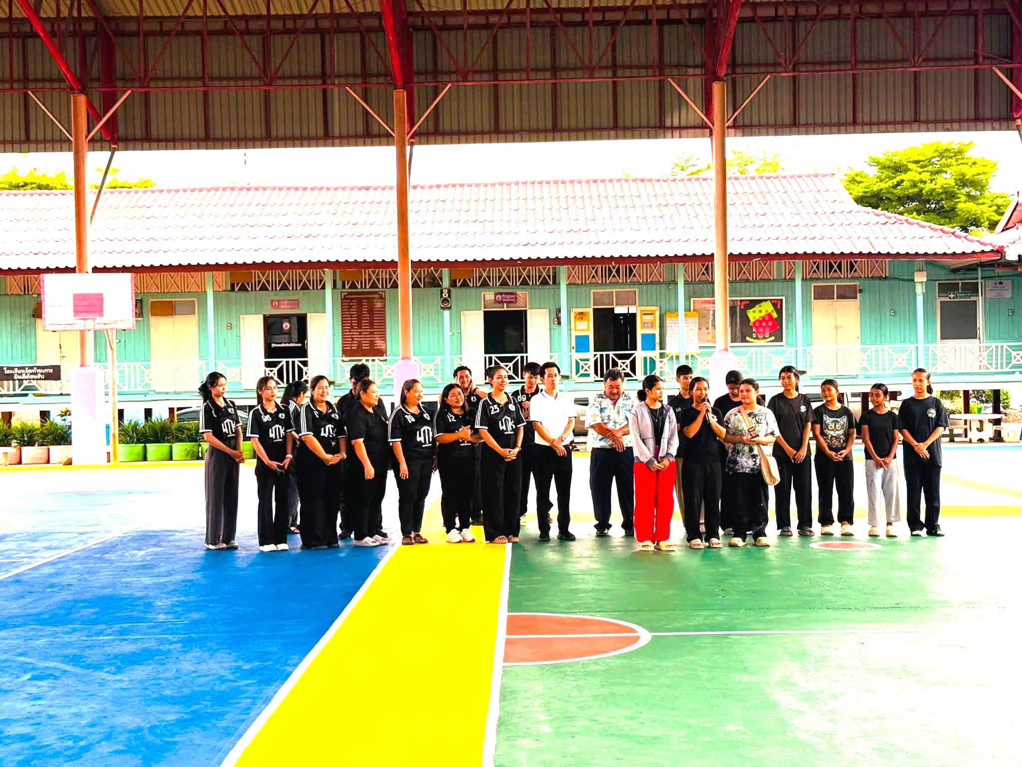 ภาพกิจกรรมอาสาทาสี ทำดีเพื่อน้อง ที่โรงเรียนวัดท้ายเกาะ
