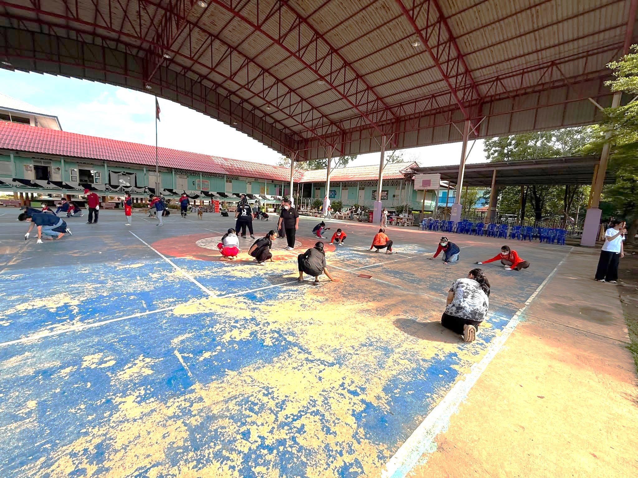 บรรยากาศจิตอาสาร่วมปรับปรุงสนามโรงเรียนวัดท้ายเกาะ