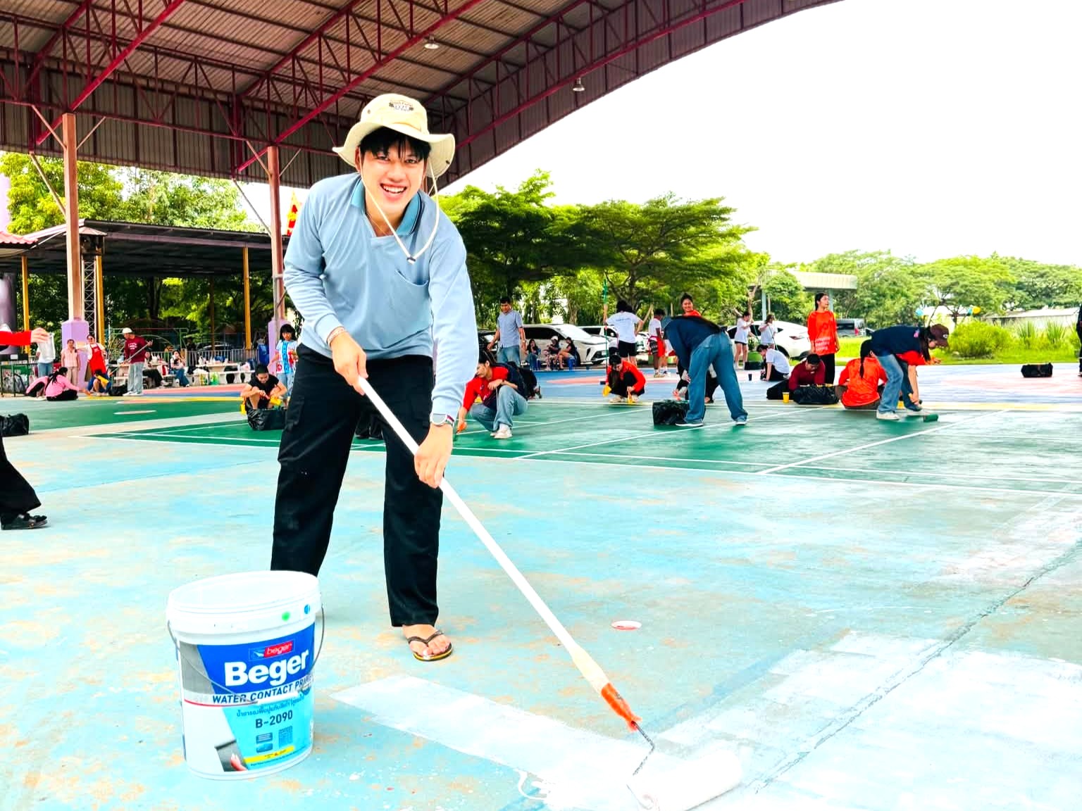 คณะจิตอาสาและทีมงานเบเยอร์–โฮมเพ้นท์ร่วมทำกิจกรรม