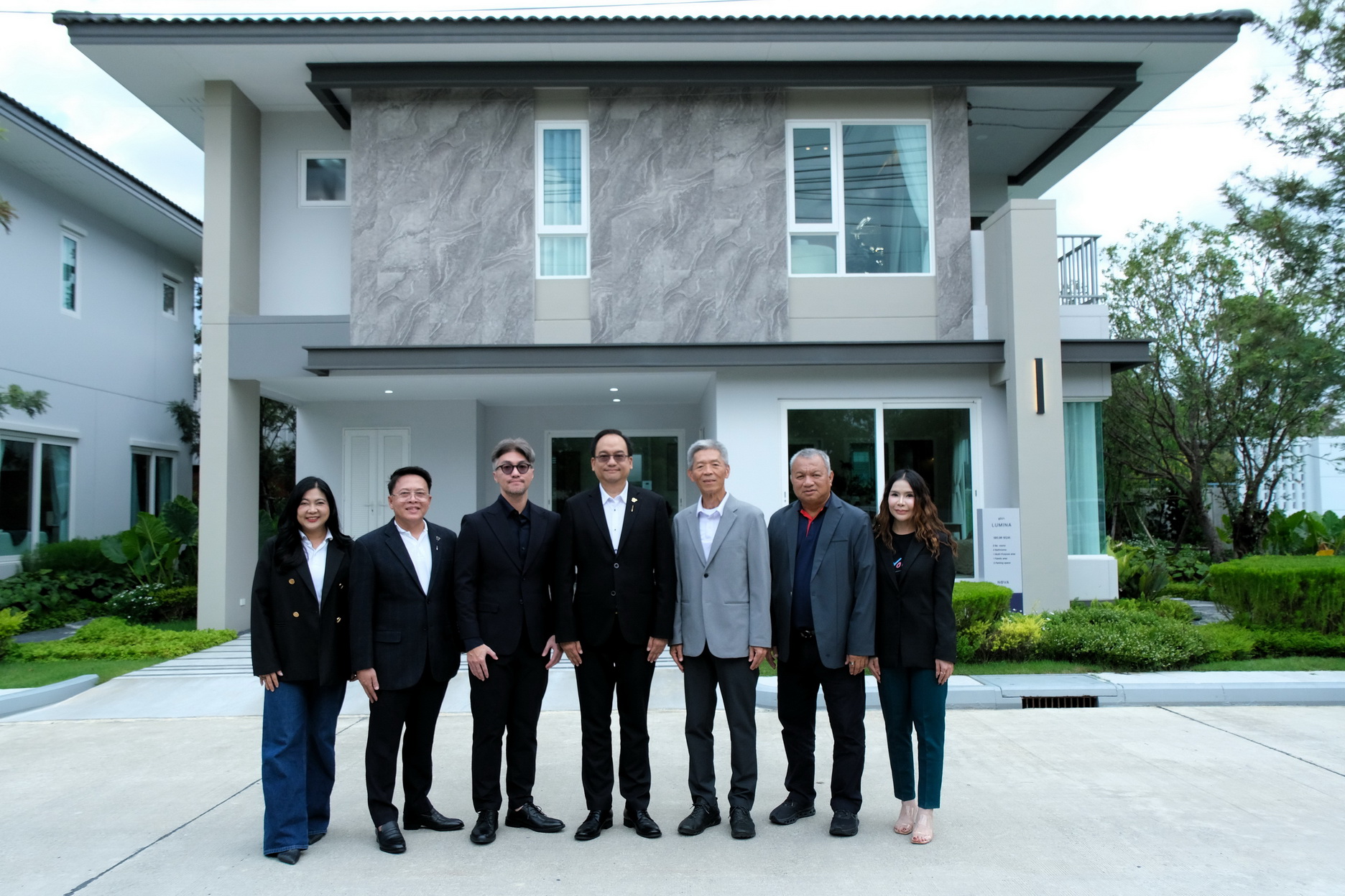 ทีมงานเบเยอร์และ Stella X ร่วมบันทึกภาพ ณ โครงการ NOVA WESTGATE
