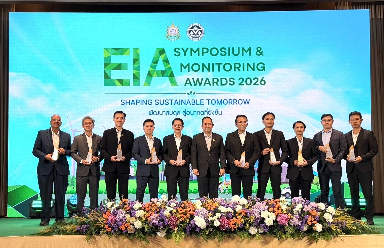 ทีมงาน บี.กริม เพาเวอร์ ขึ้นรับมอบรางวัล EIA Monitoring Awards 2026