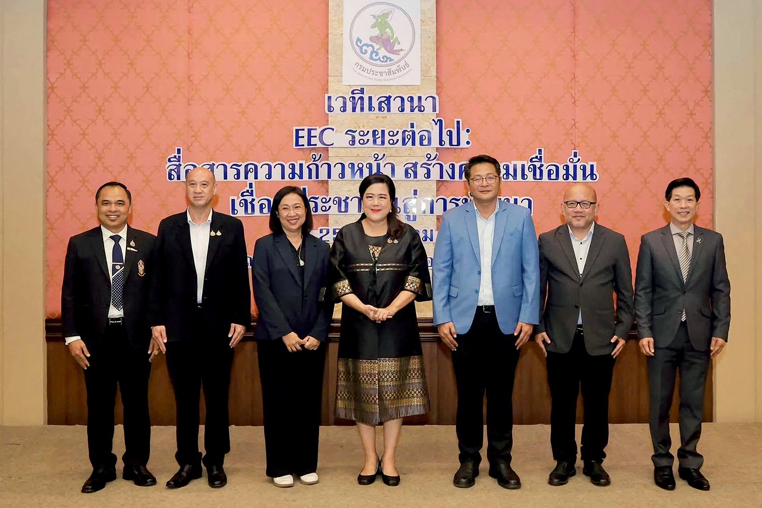 นายยุทธนา เจริญวงศ์ กรรมการผู้จัดการ บริษัท บีแอลซีพี เพาเวอร์ จำกัด ร่วมแสดงวิสัยทัศน์ในเวทีเสวนา EEC ร่วมกับผู้บริหารกรมประชาสัมพันธ์และจังหวัดชลบุรี
