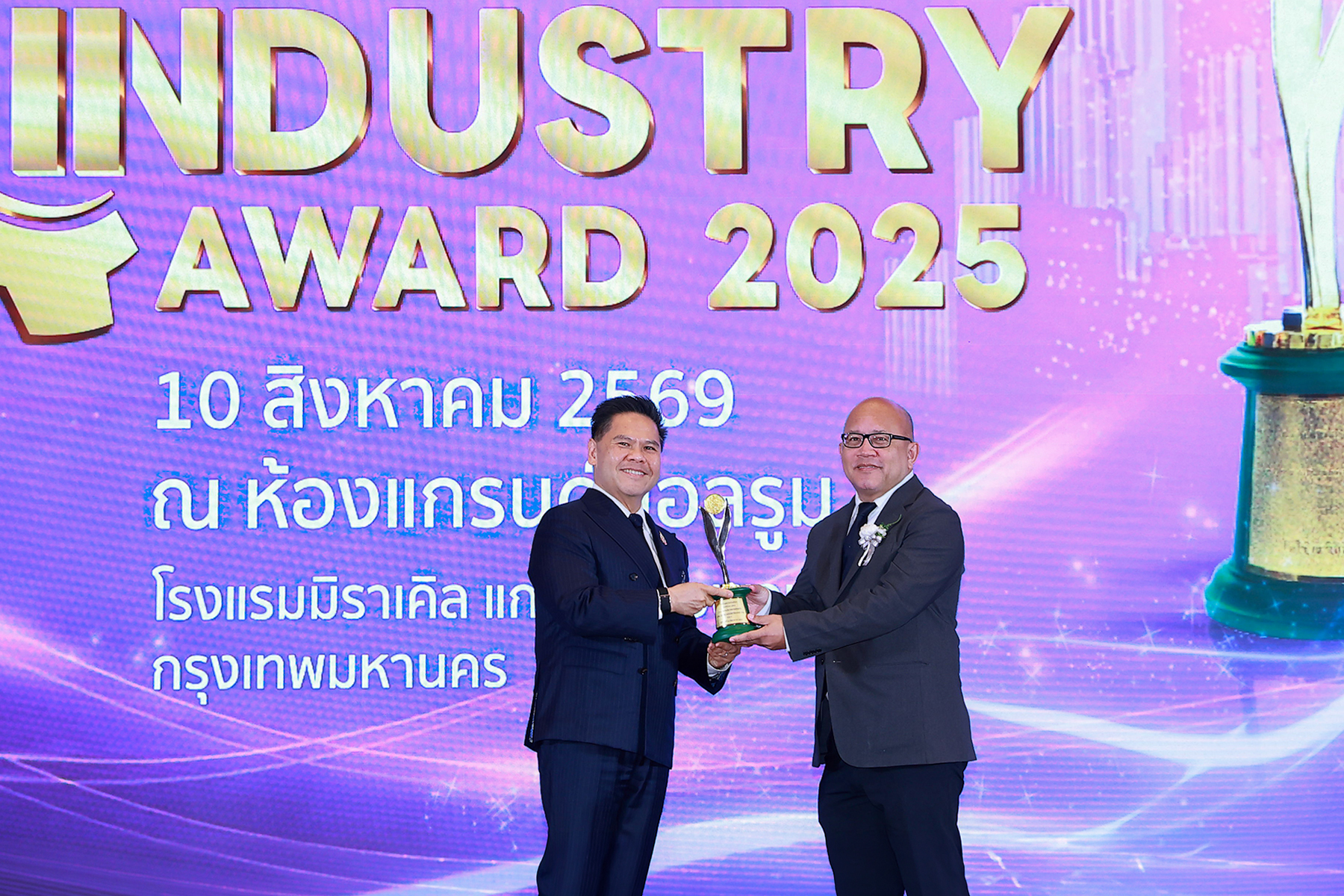 นายยุทธนา เจริญวงศ์ กรรมการผู้จัดการ บริษัท บีแอลซีพี เพาเวอร์ จำกัด รับมอบรางวัลอุตสาหกรรมดีเด่น The Prime Minister’s Industry Award 2025 จากนายวราวุธ ศิลปอาชา รัฐมนตรีว่าการกระทรวงอุตสาหกรรม