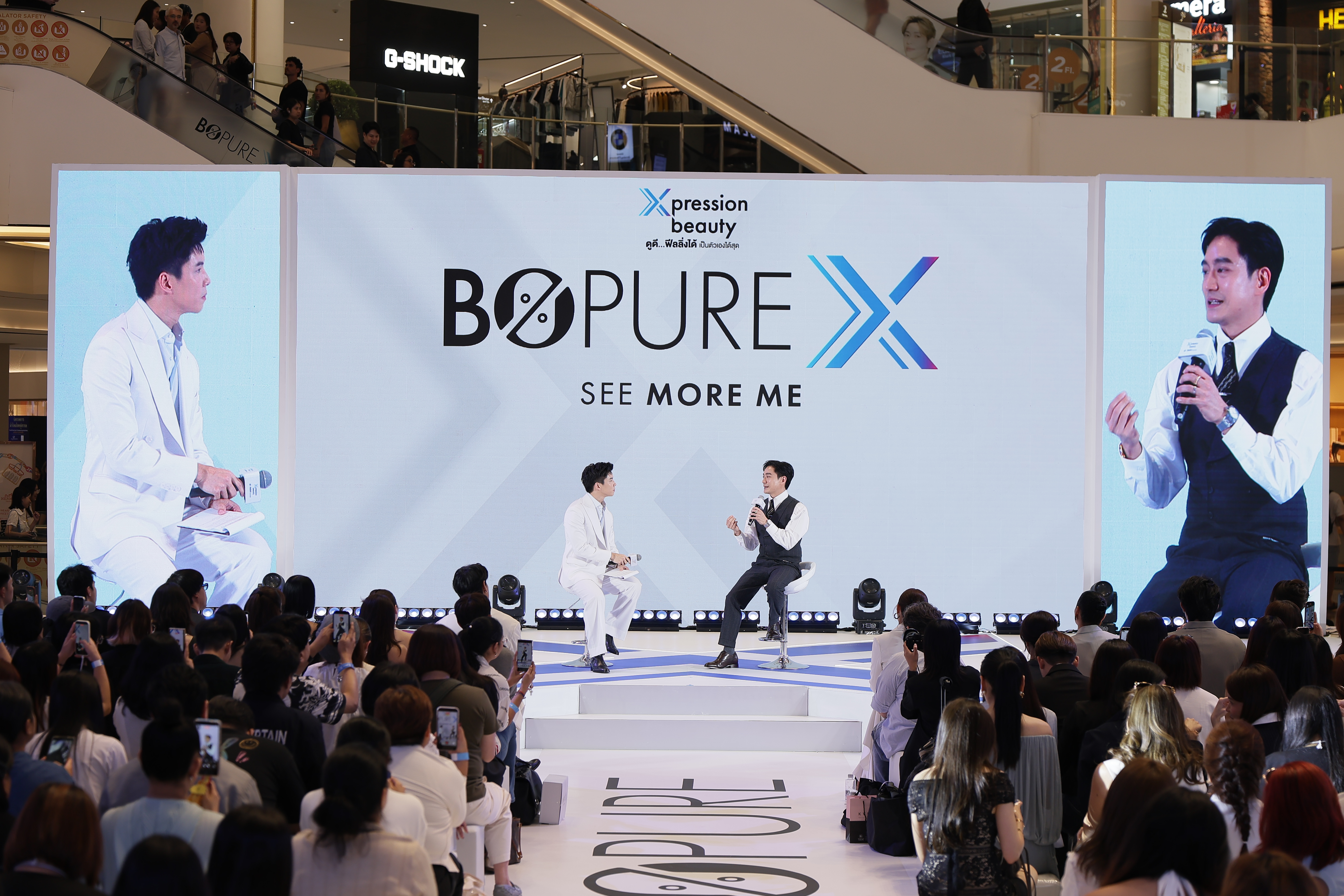 ผู้เข้าร่วมงานชมการเปิดตัวแคมเปญ Xpression Beauty – See More Me