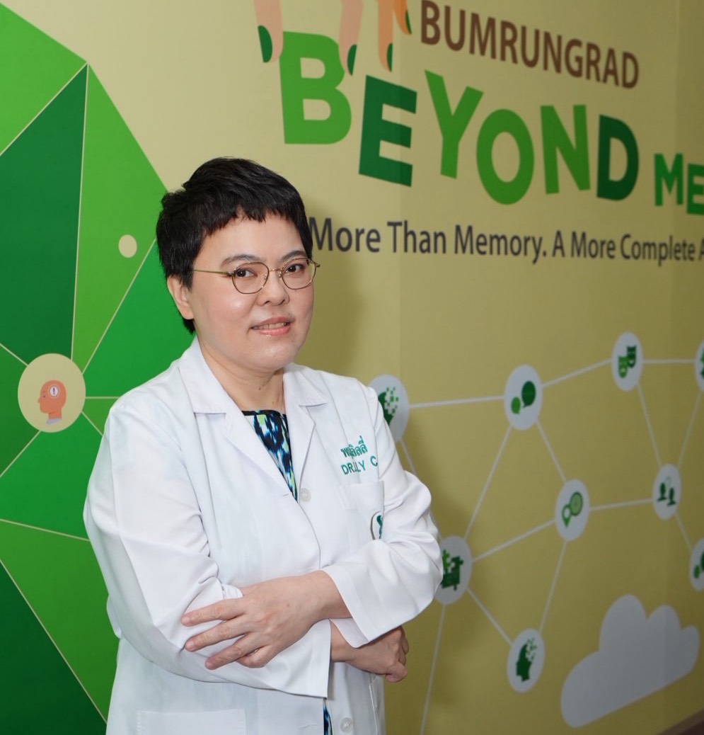 พญ. ลิลลี่ ชัยสมพงษ์ แพทย์เฉพาะทางด้านอายุรศาสตร์และเวชศาสตร์ผู้สูงอายุ โรงพยาบาลบำรุงราษฎร์