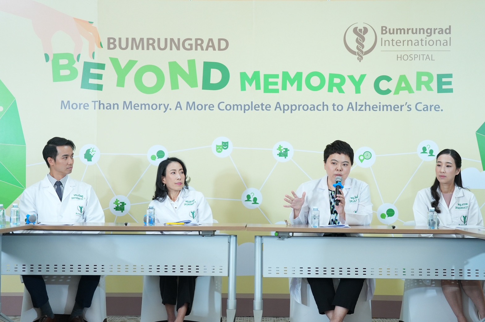 บรรยากาศการให้ข้อมูลแนวทางดูแลผู้ป่วยอัลไซเมอร์ โรงพยาบาลบำรุงราษฎร์