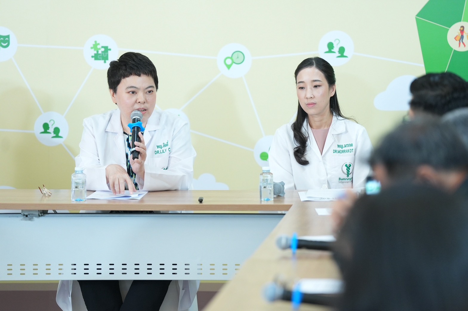 บรรยากาศการให้ข้อมูลแนวทางดูแลผู้ป่วยอัลไซเมอร์ โรงพยาบาลบำรุงราษฎร์