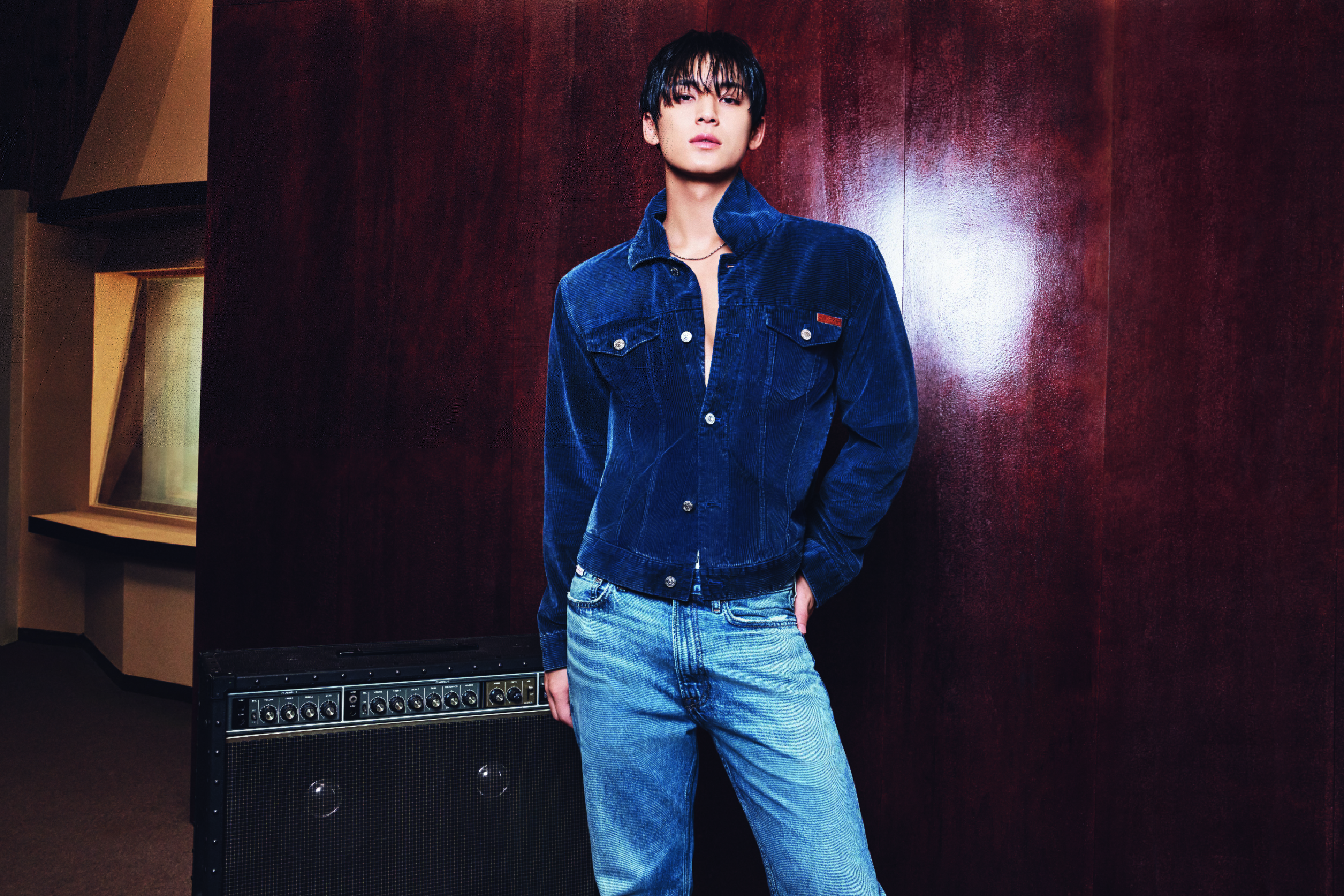 MINGYU กับแจ็กเก็ตทรัคเกอร์ผ้าลูกฟูก Calvin Klein Fall 2026