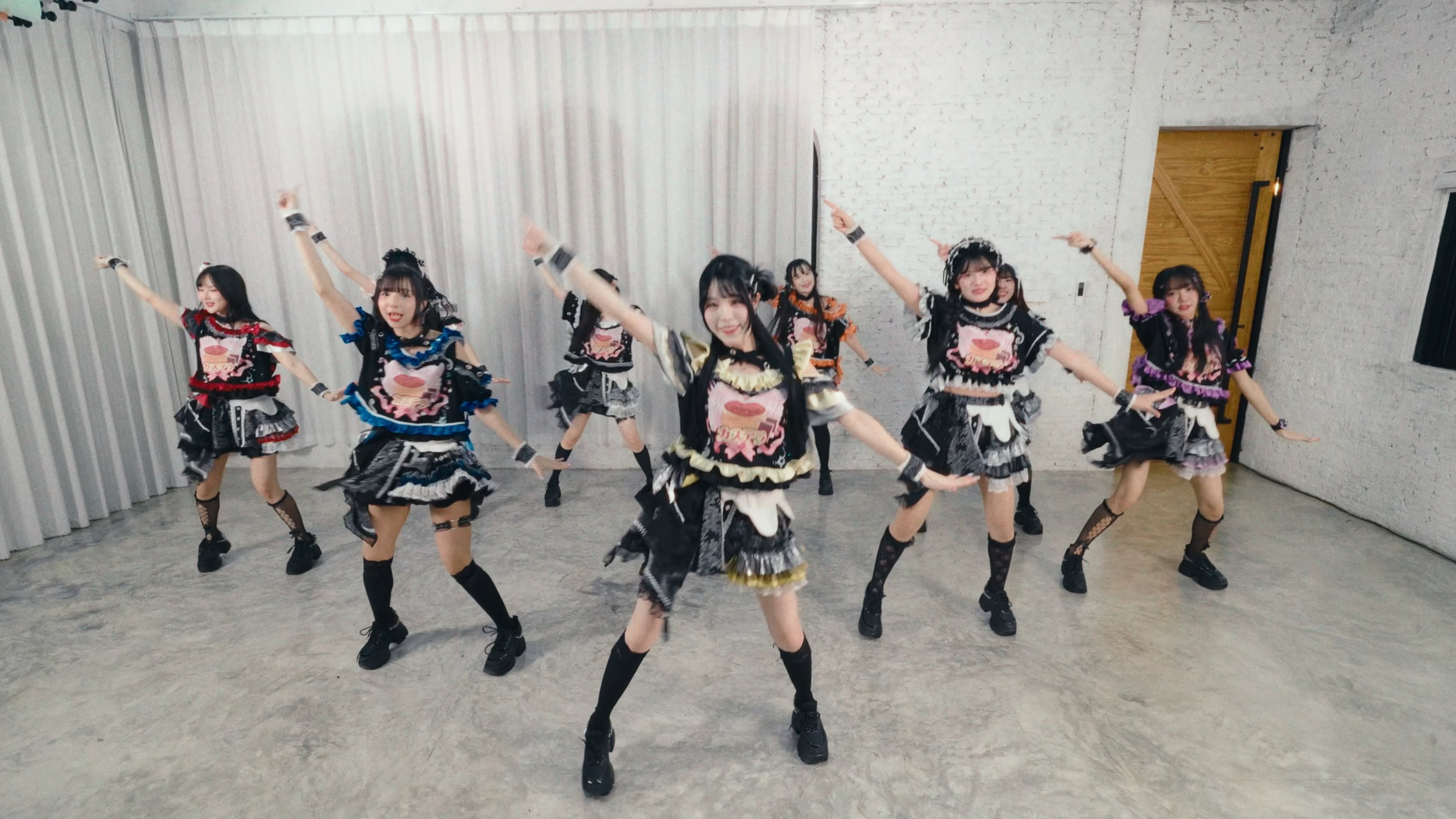 ภาพจากมิวสิควิดีโอเพลง Tornado Festival
