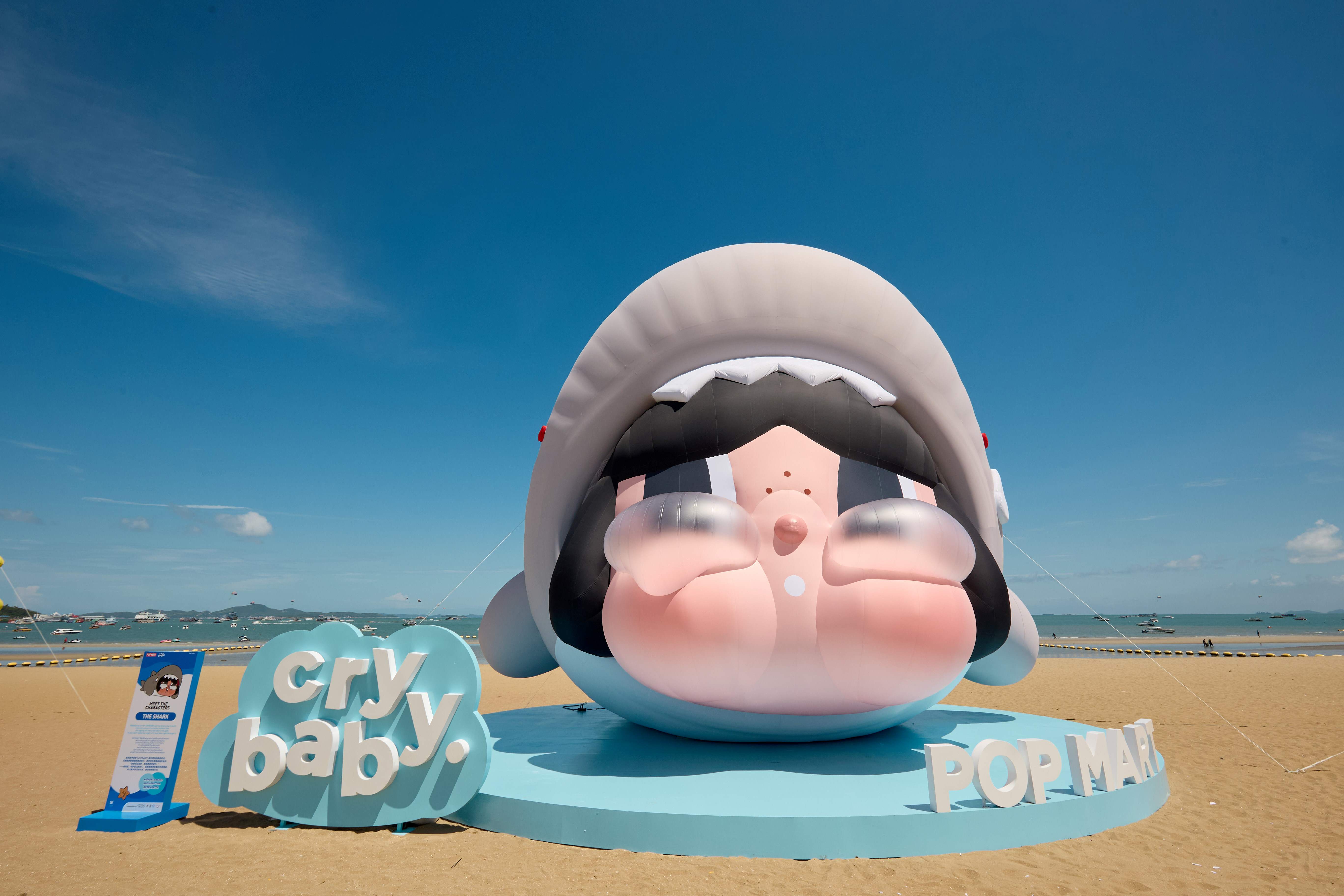 ภาพบอลลูน CRYBABY ขนาดยักษ์