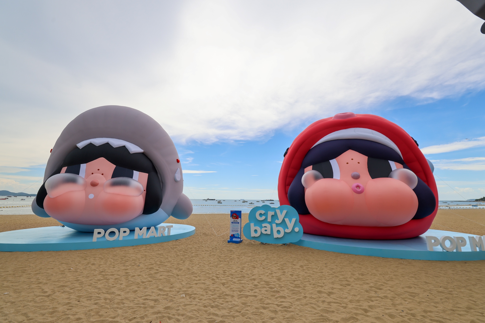 ภาพ GIANT CRYBABY กับนักท่องเที่ยว