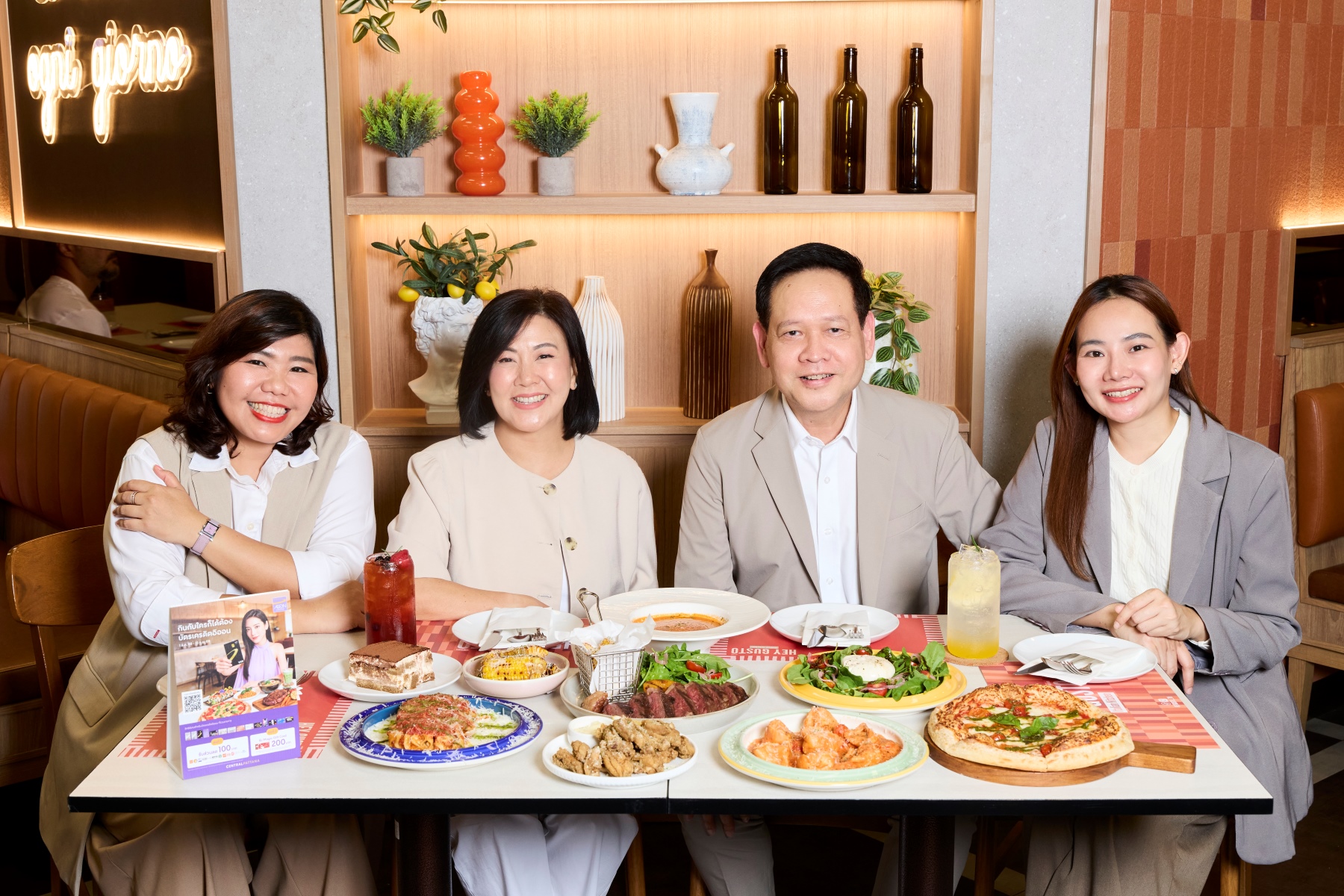 ภาพประกอบแคมเปญ “กินกับใครก็ได้ ต้องบัตรเครดิตอิออน”