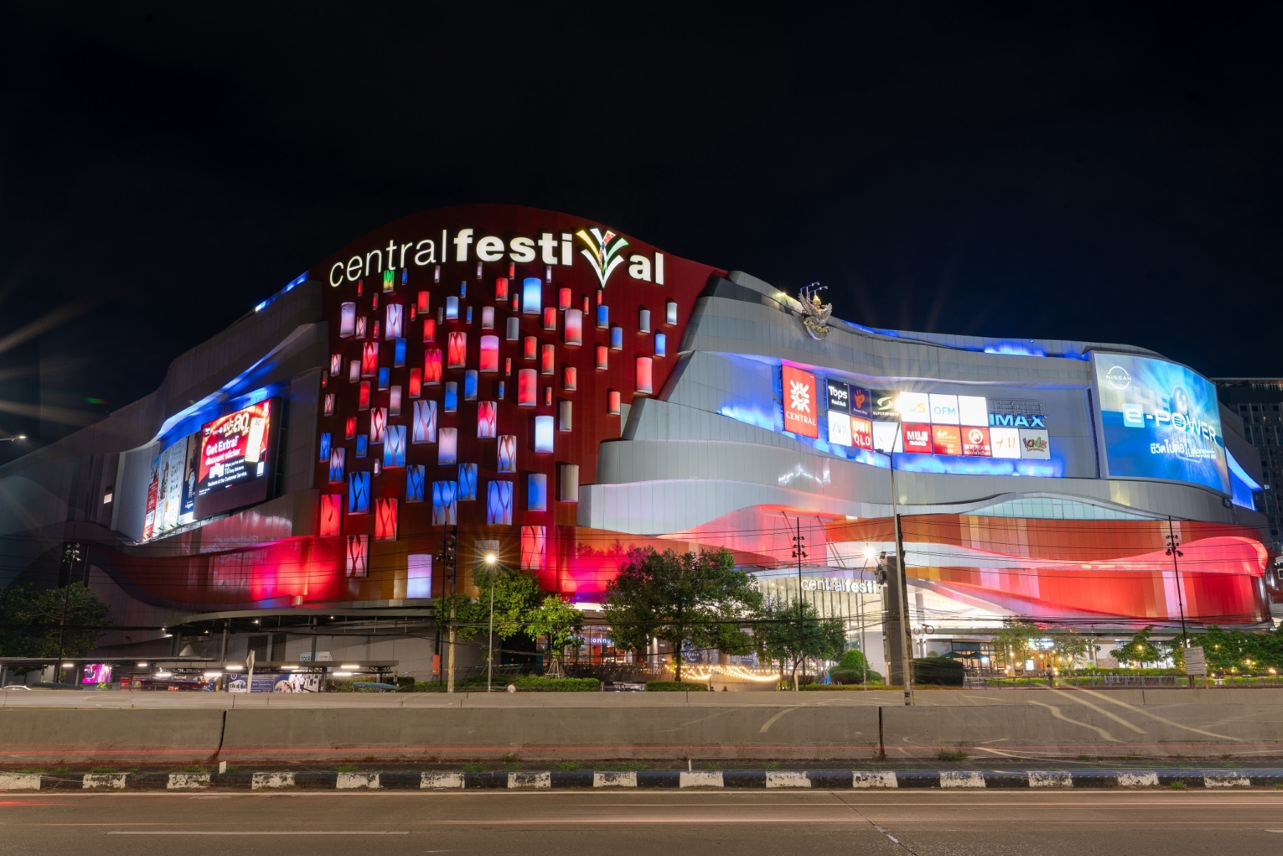 จอดิจิทัลขนาดใหญ่แสดงข้อความเชียร์ทัพไทยที่เซ็นทรัล เชียงใหม่