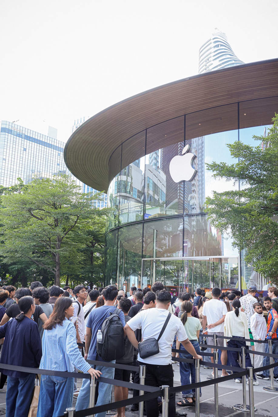 บรรยากาศ centralwOrld วันวางจำหน่าย iPhone 18 Pro