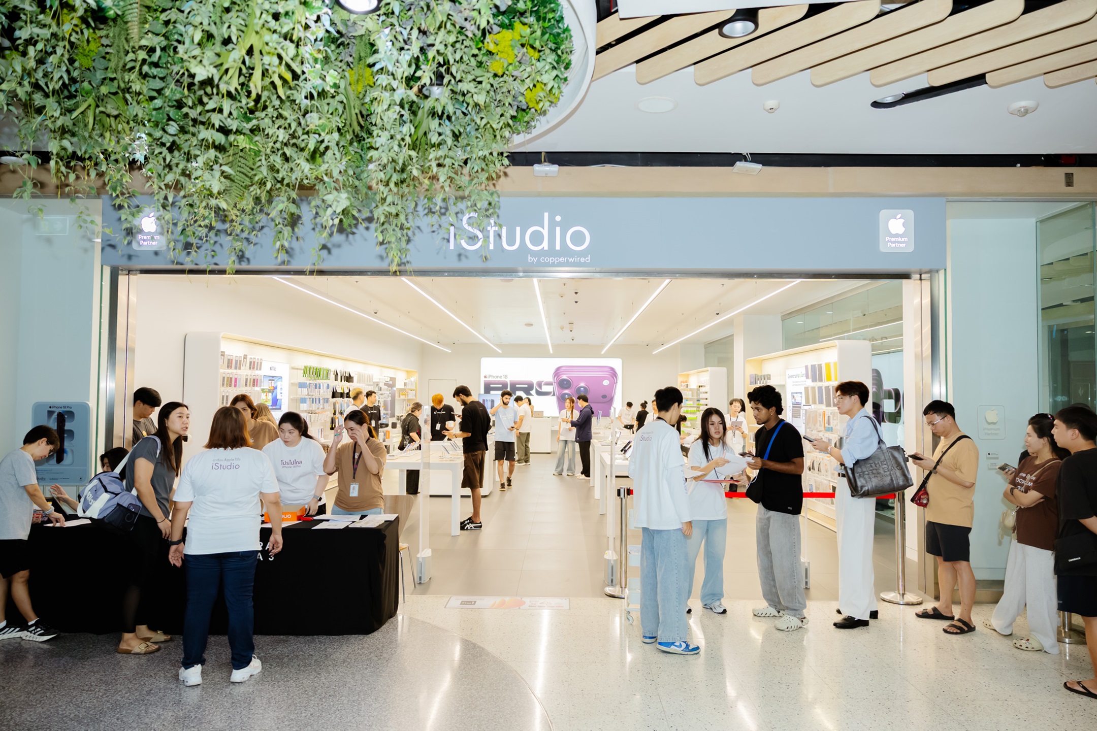 บรรยากาศเซ็นทรัล พระราม 3 วันวางจำหน่าย iPhone 18 Pro