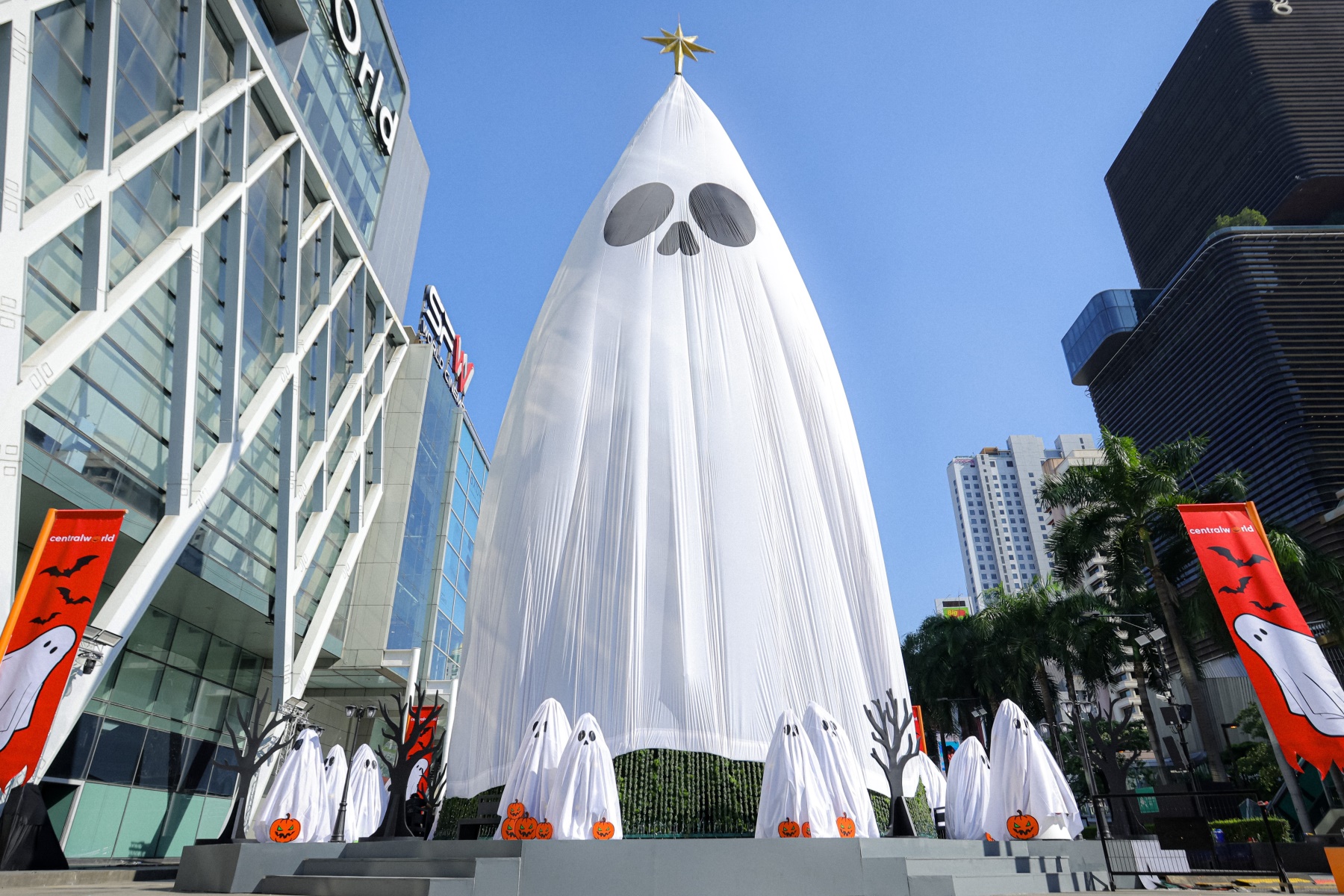 ผียักษ์ Spooky Boo ประดับไฟเทศกาลฮาโลวีนที่เซ็นทรัลเวิลด์