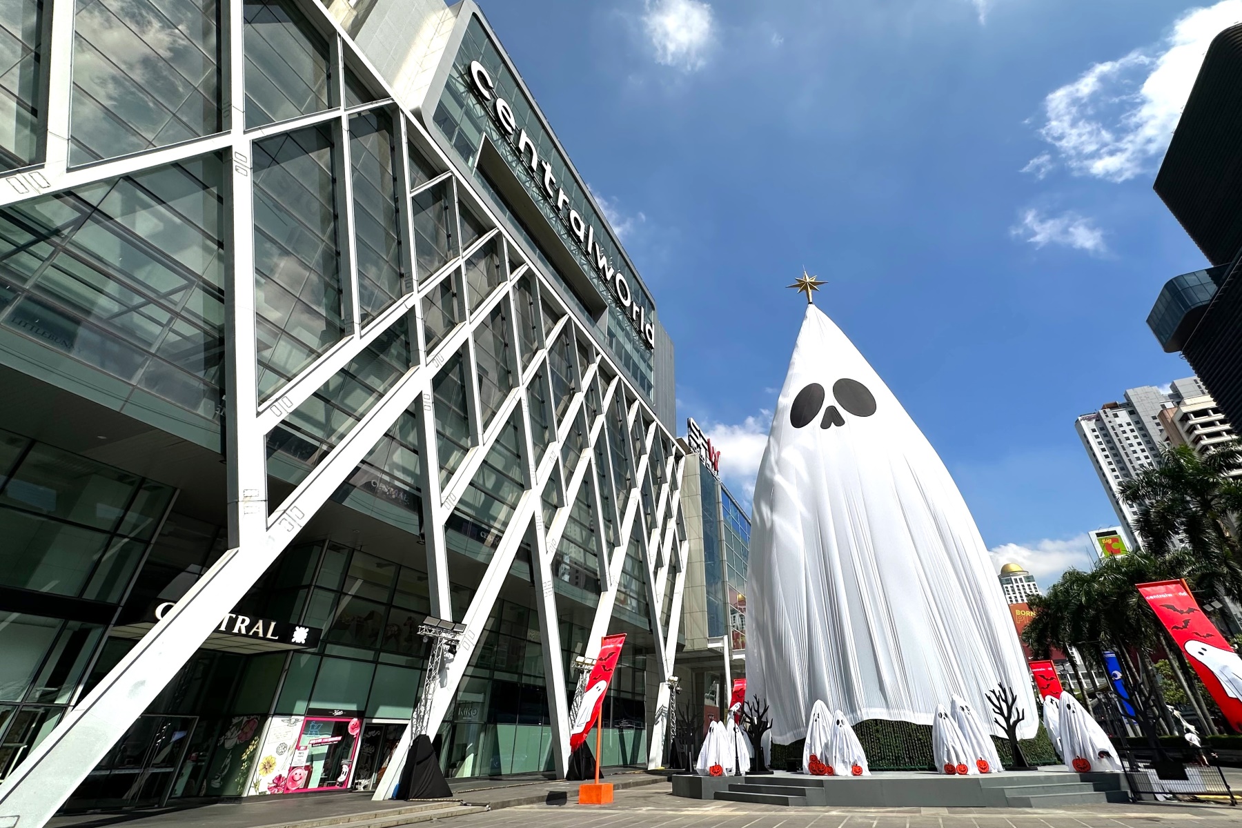ภาพเพิ่มเติมผียักษ์ Spooky Boo ประจำเทศกาลฮาโลวีน 2026