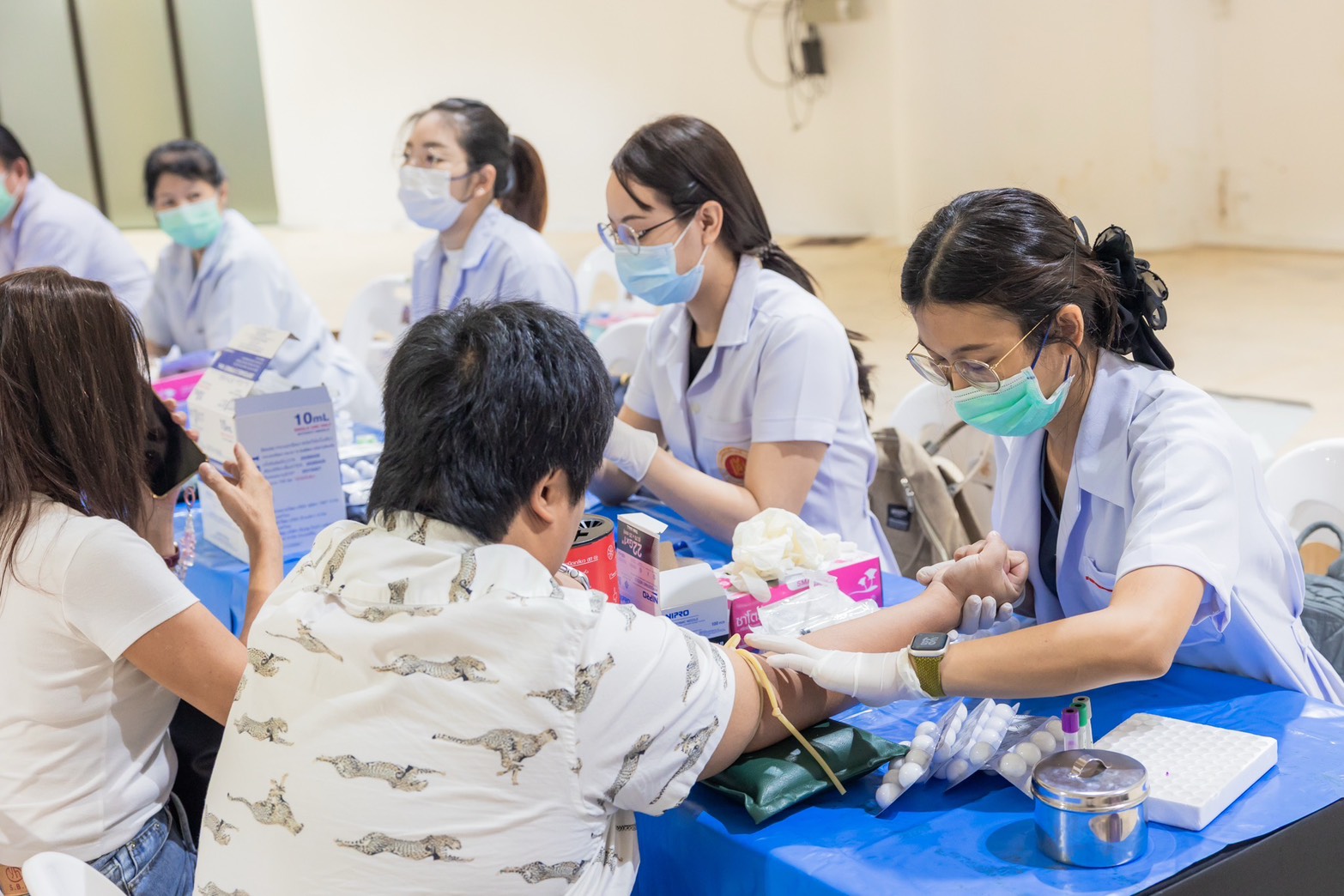 ประชาชนร่วมรับบริการตรวจสุขภาพฟรี