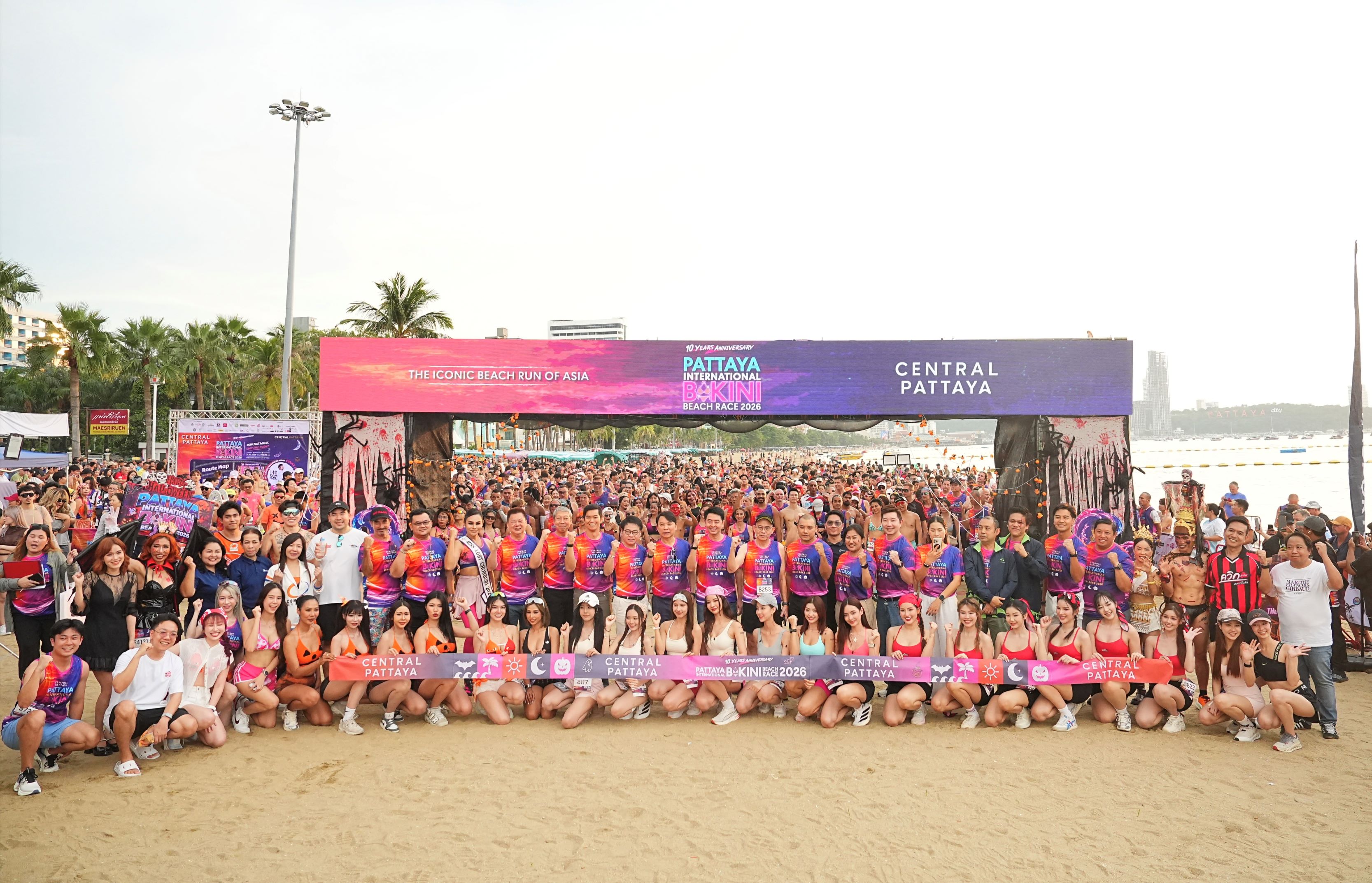 นักวิ่งในชุดบิกินี่และชุดแฟนซีร่วมงาน Pattaya International Bikini Beach Race 2026