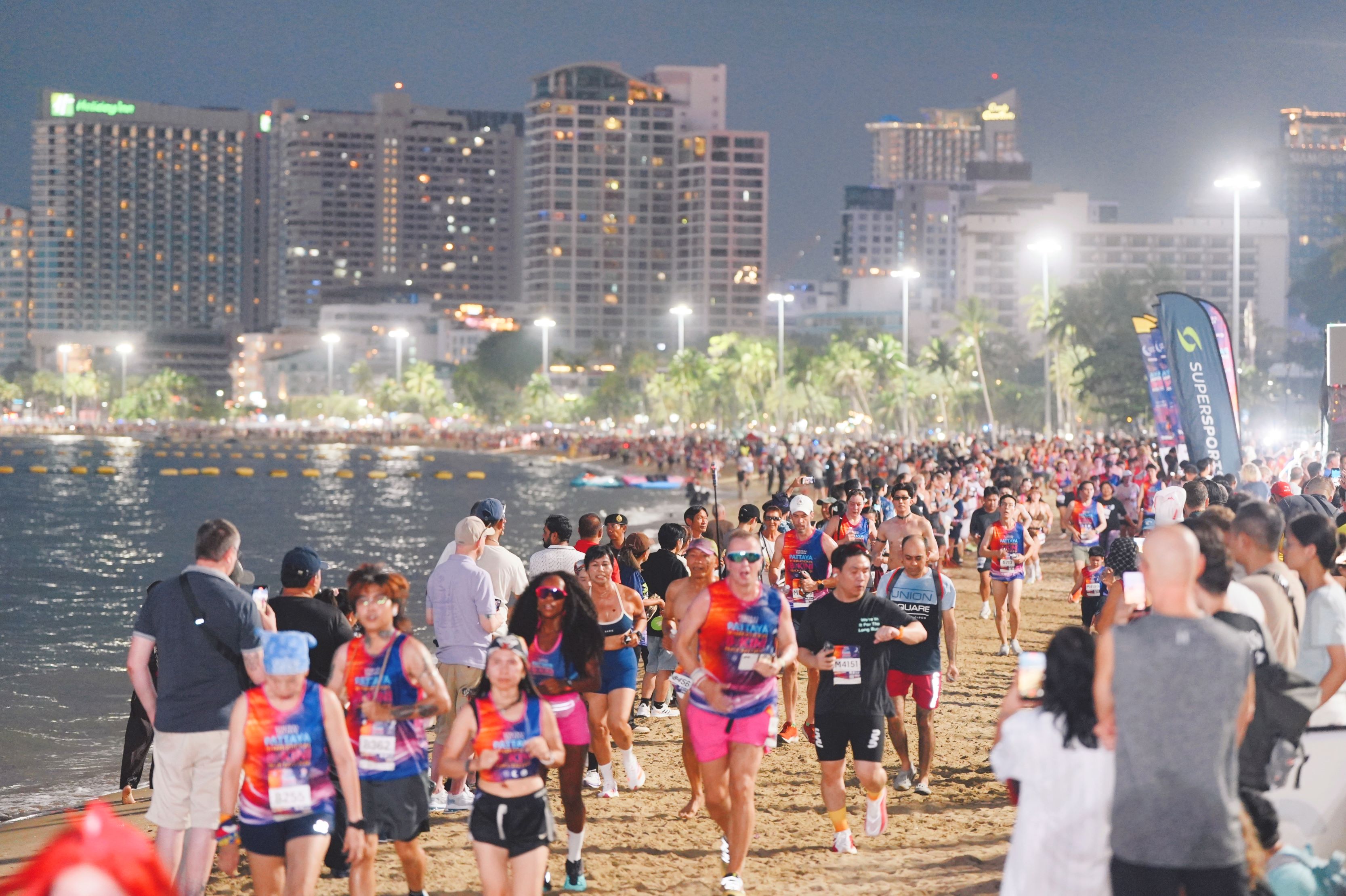 บรรยากาศการแข่งขันวิ่งริมชายหาดพัทยา ระยะทาง 5 กิโลเมตร