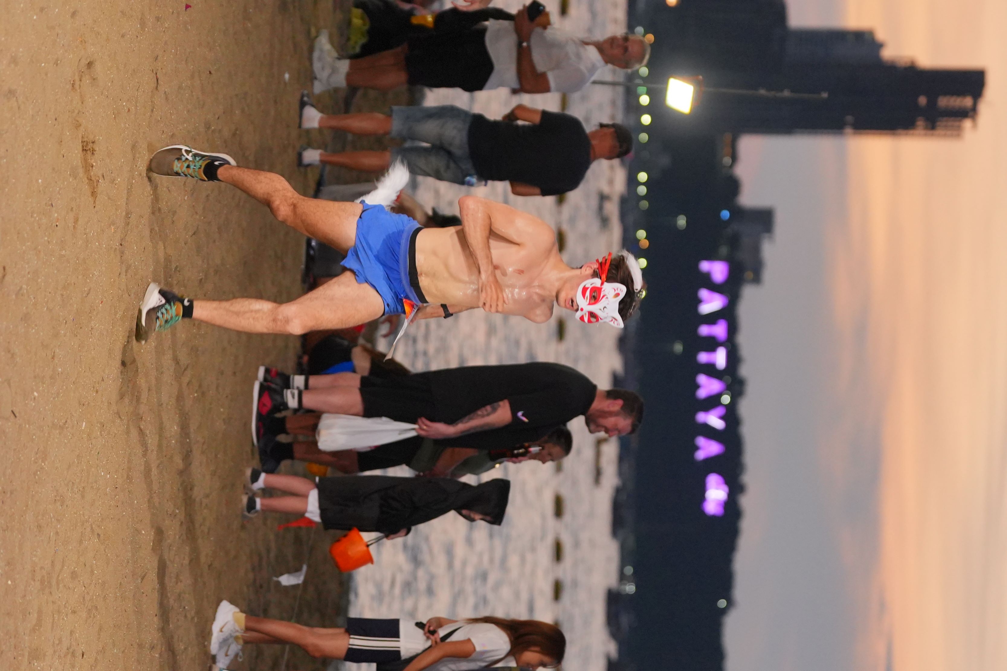 บรรยากาศช่วงเย็นถึงค่ำในงานวิ่งริมชายหาดพัทยา