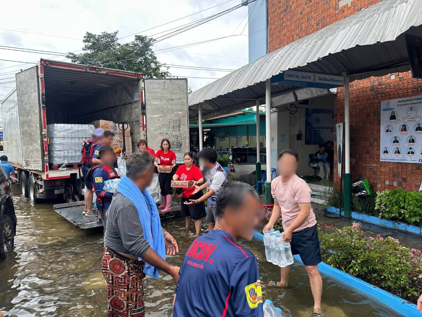 สิ่งของจำเป็นที่เตรียมส่งมอบแก่ศูนย์พักพิงชั่วคราว