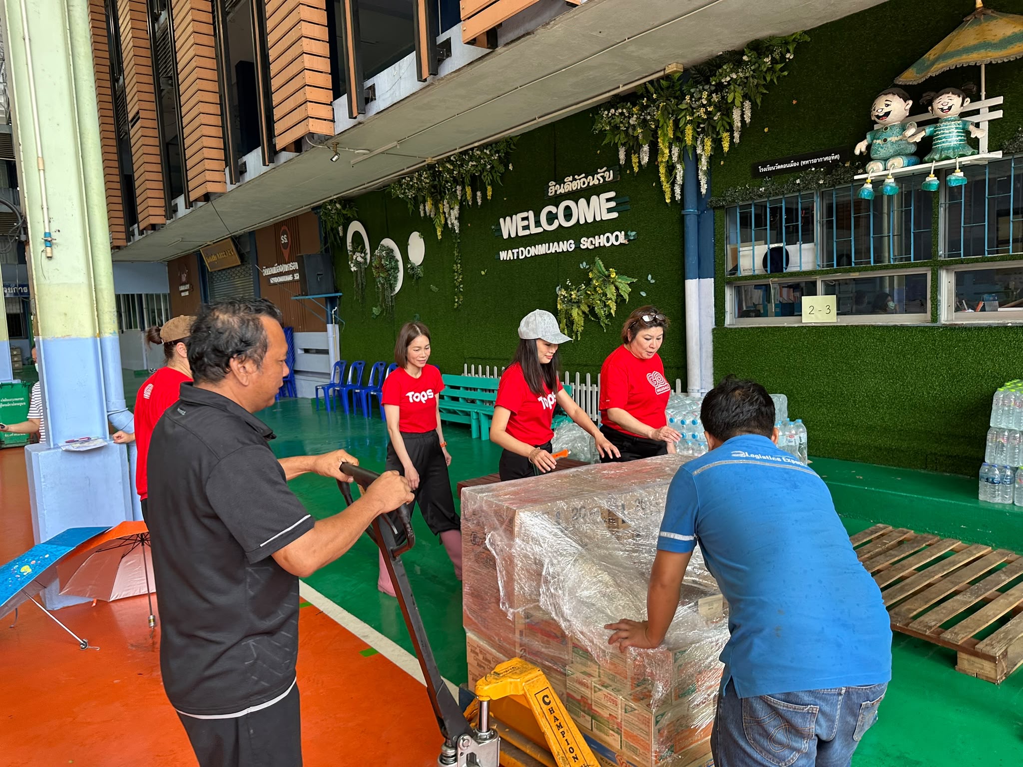 ทีมงานลงพื้นที่ศูนย์พักพิงชั่วคราวเพื่อช่วยเหลือผู้ประสบภัย