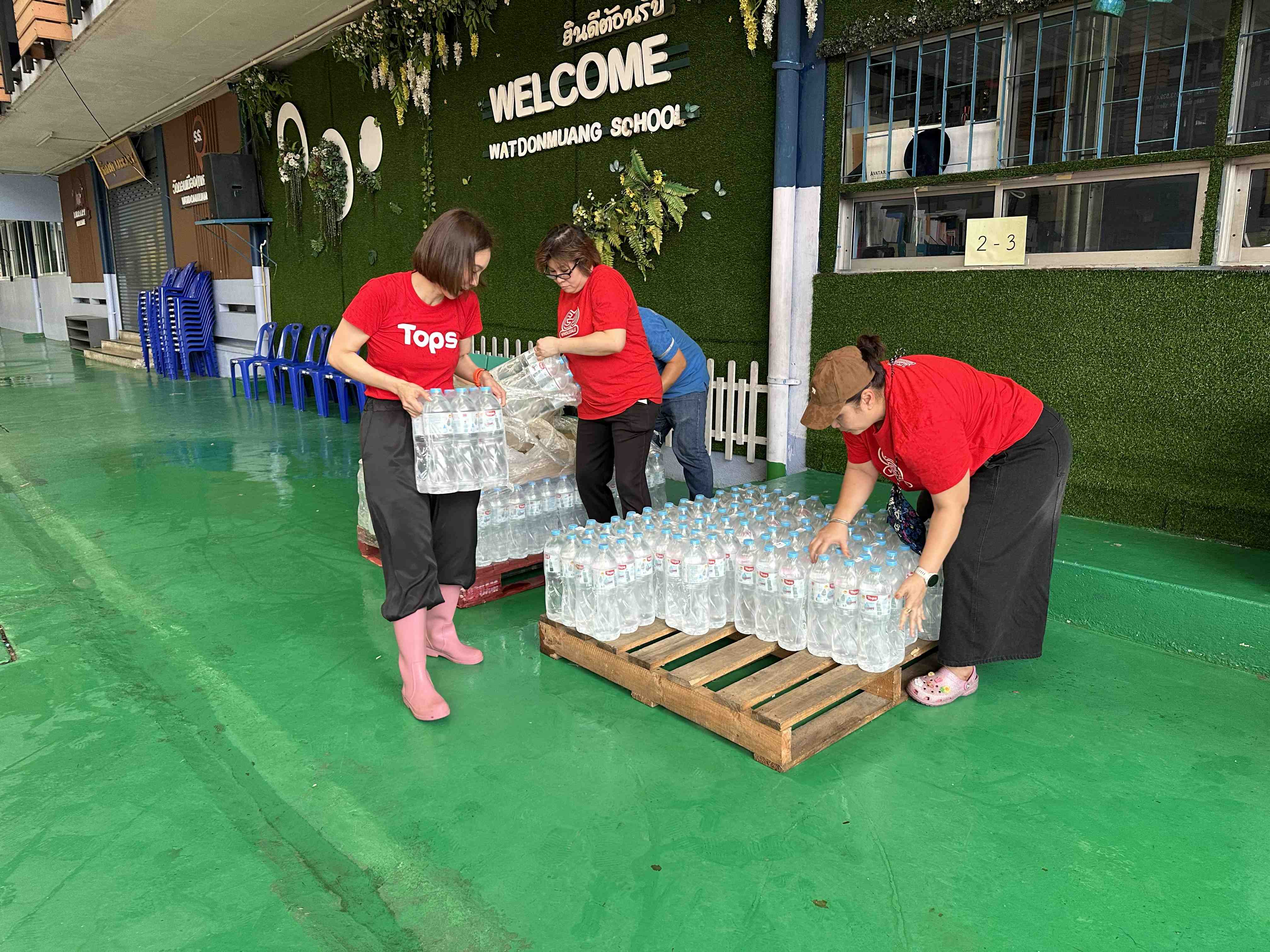 การมอบถุงยังชีพแก่ประชาชนในพื้นที่ประสบภัยน้ำท่วม